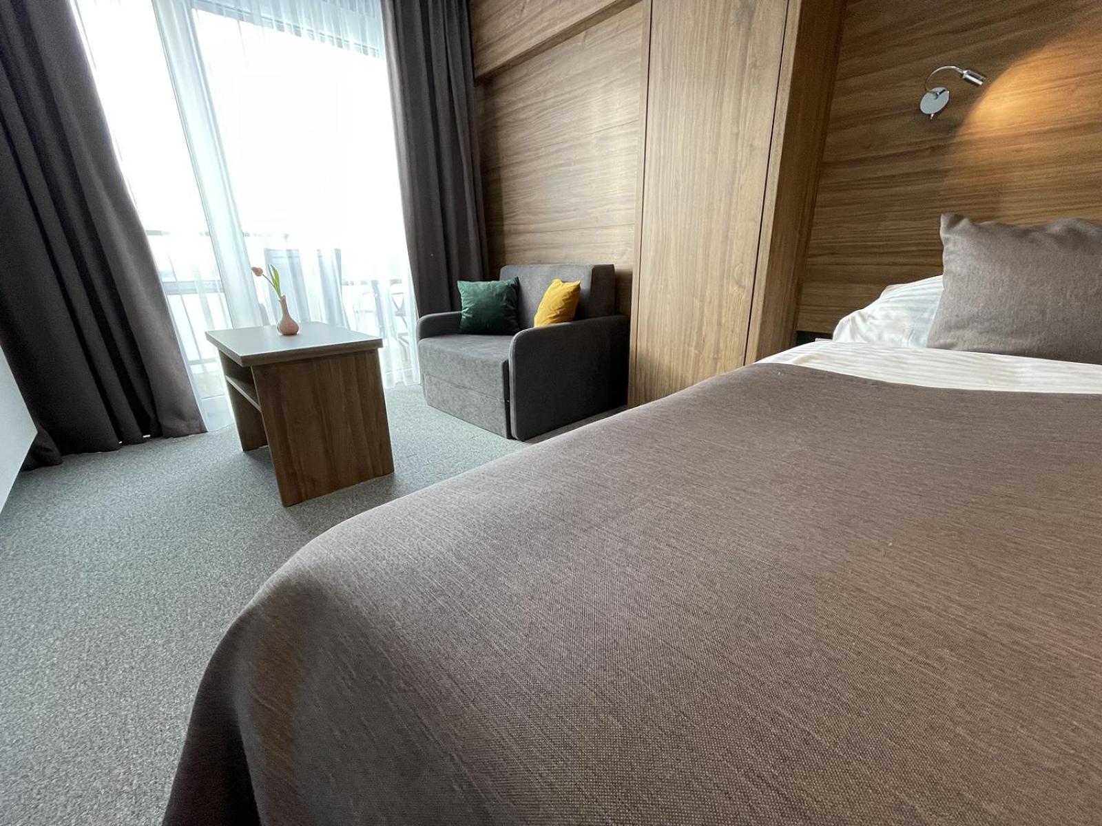 Double or Twin Room with Lake View - Photo 3