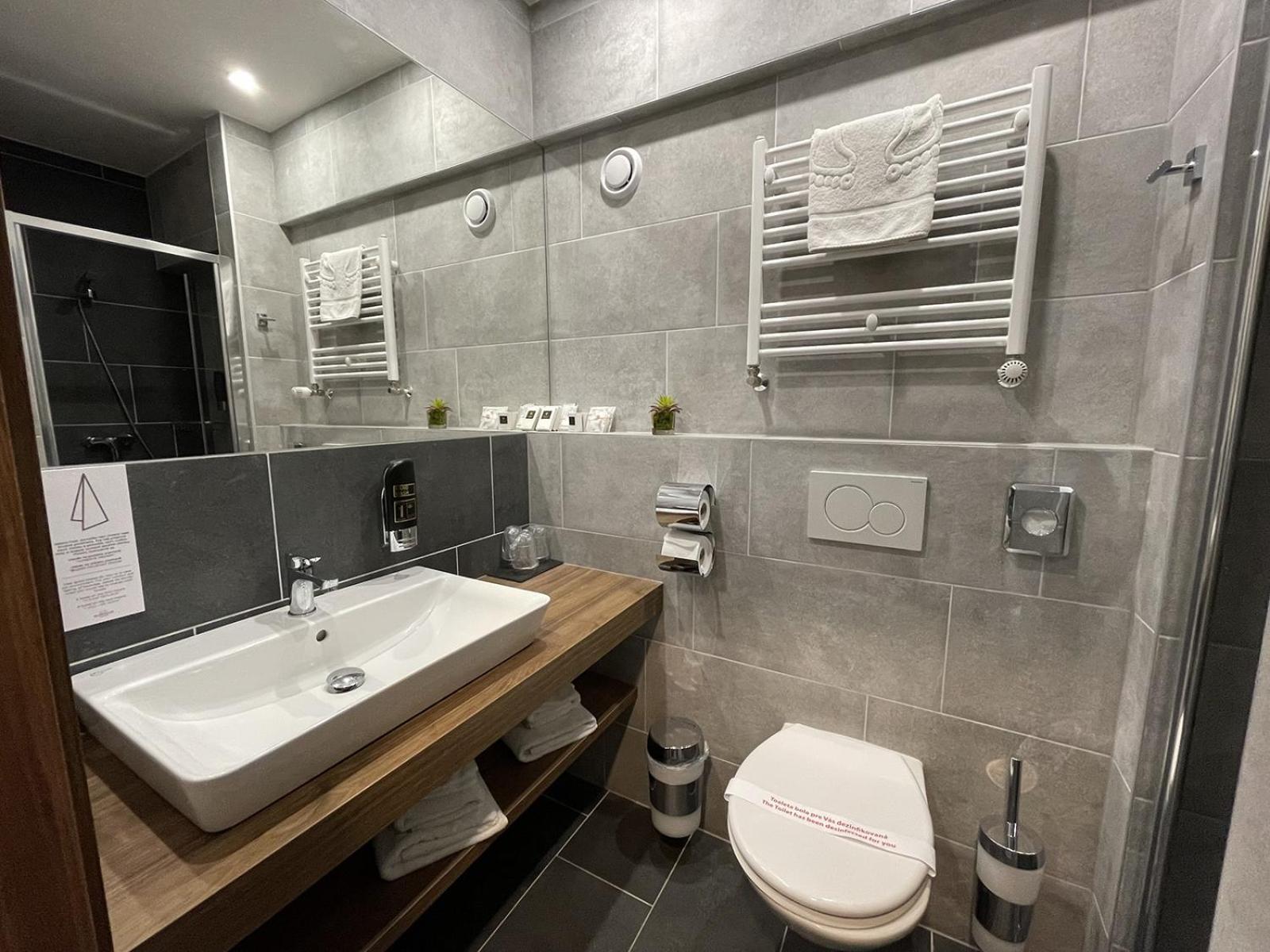 Double or Twin Room with Lake View - Photo 5