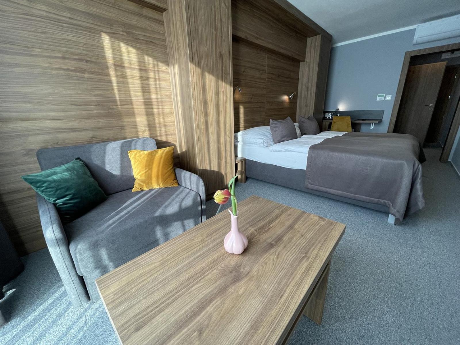 Double or Twin Room with Lake View - Photo 7