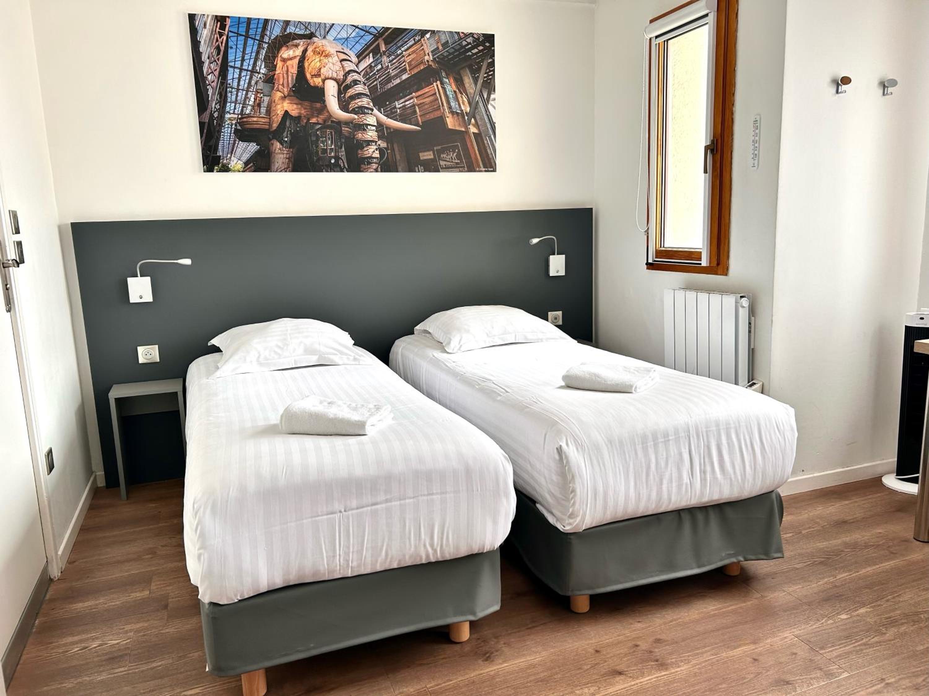 Twin Room with Private Bathroom - Photo 3