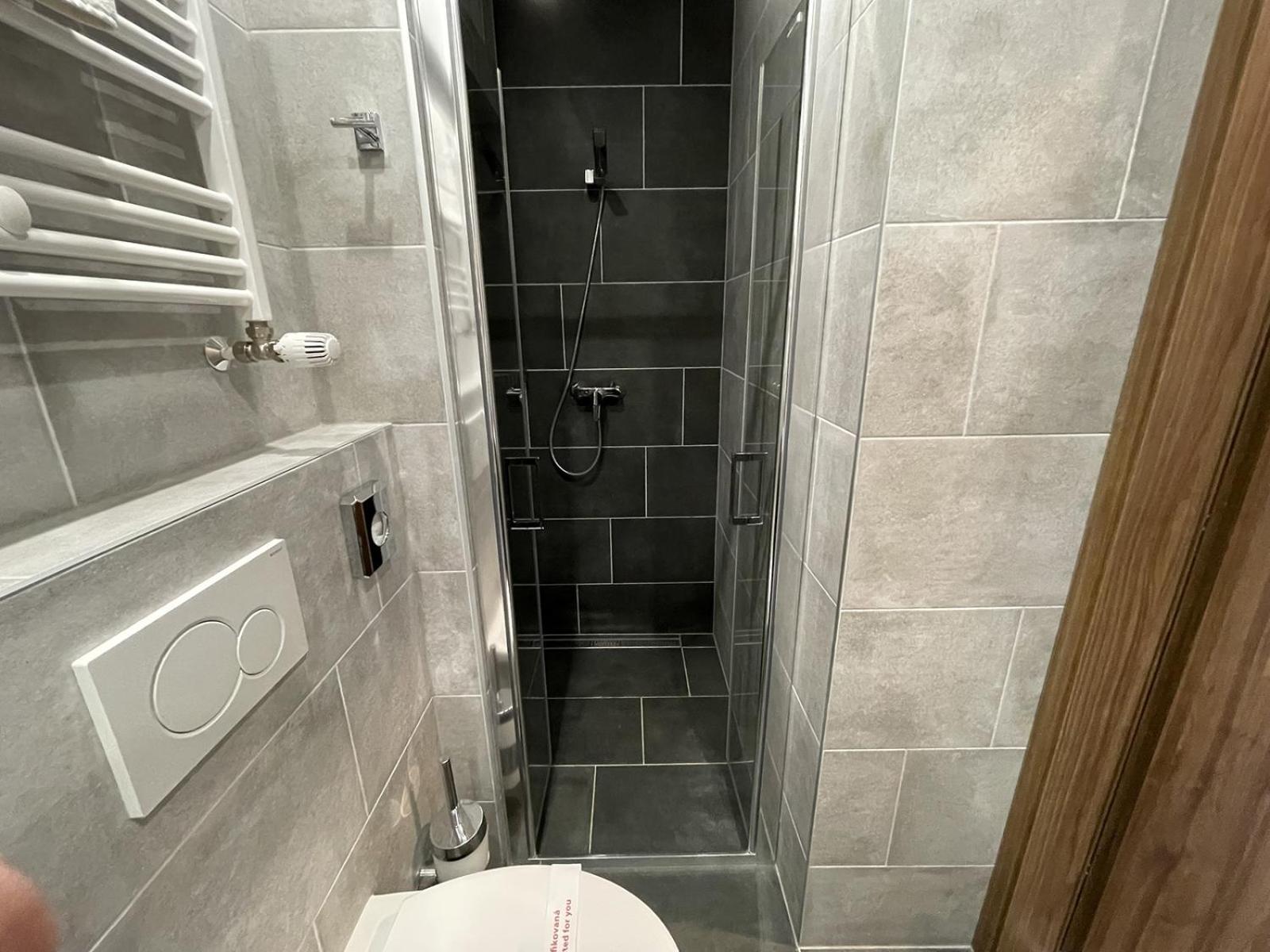 Double or Twin Room with Lake View - Photo 6