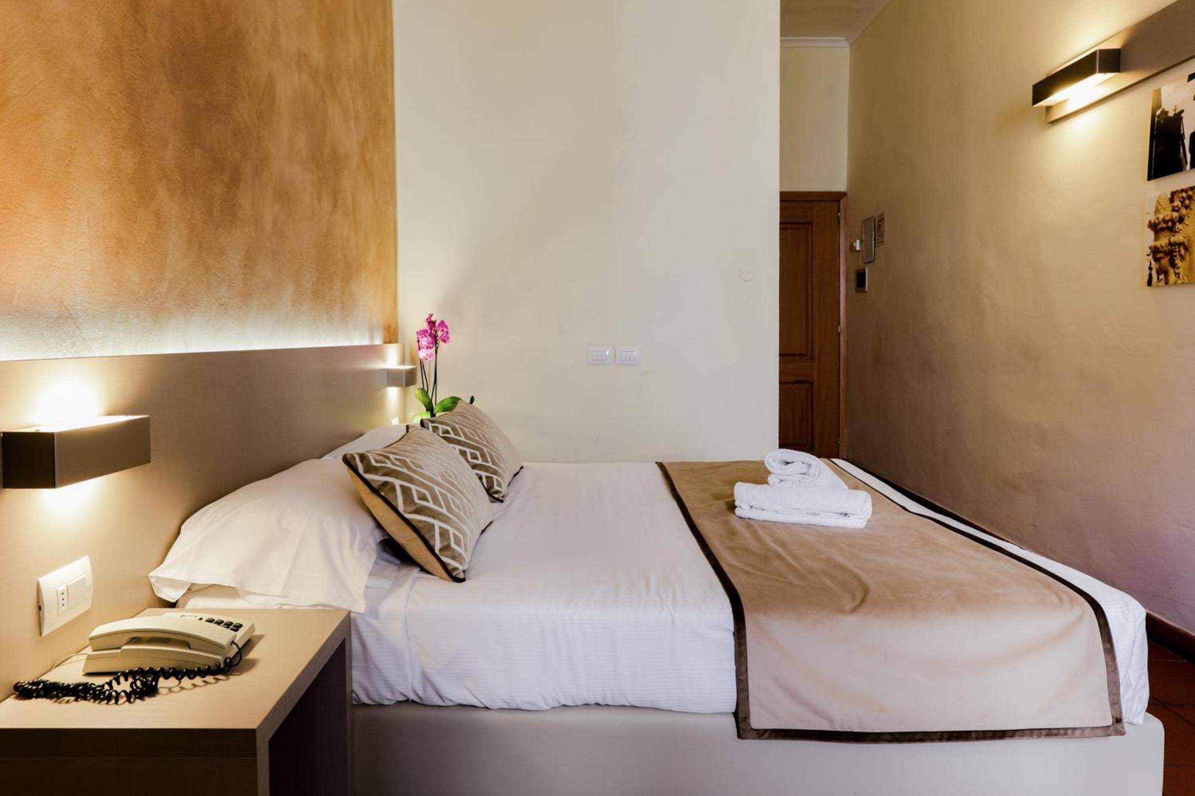 Double or Twin Room - Photo 4