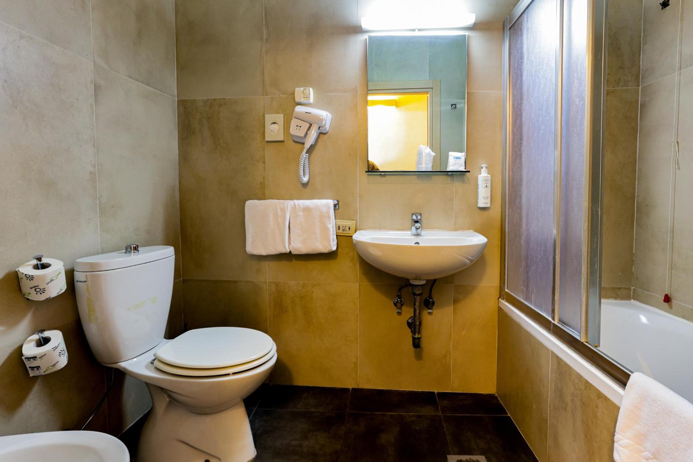Double or Twin Room - Photo 6