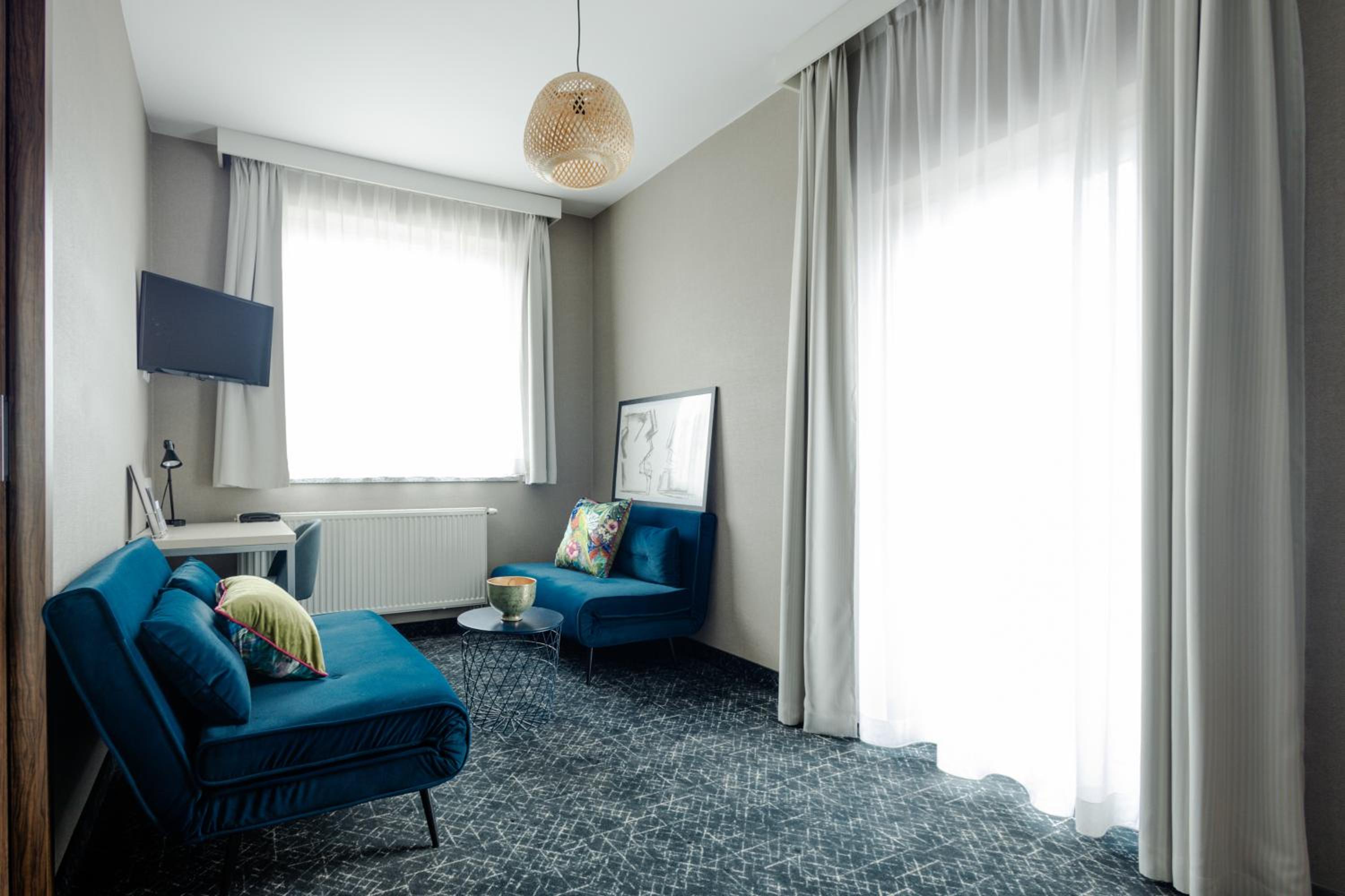 Apartment with Balcony - Photo 4