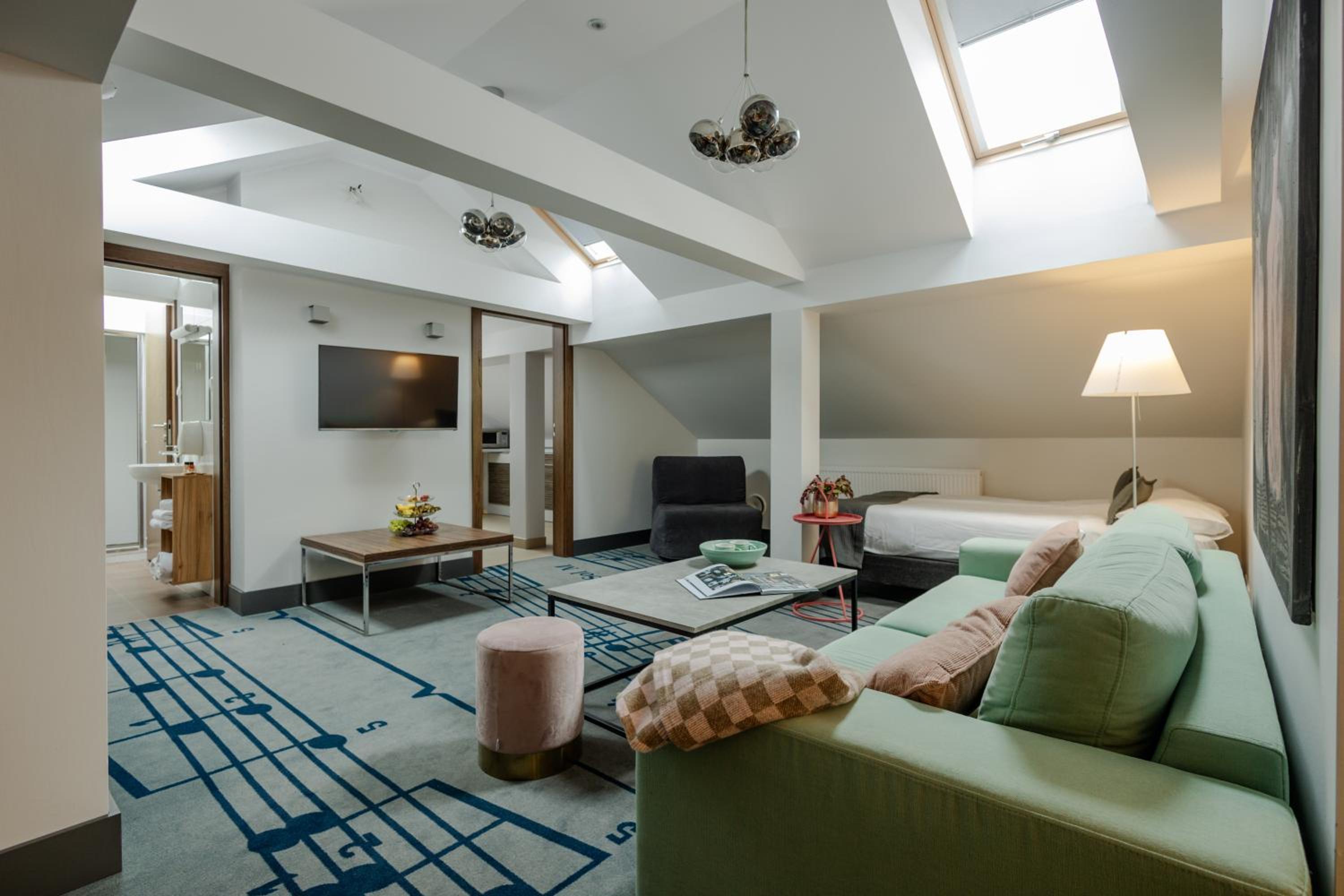 Deluxe Family Suite - Photo 7