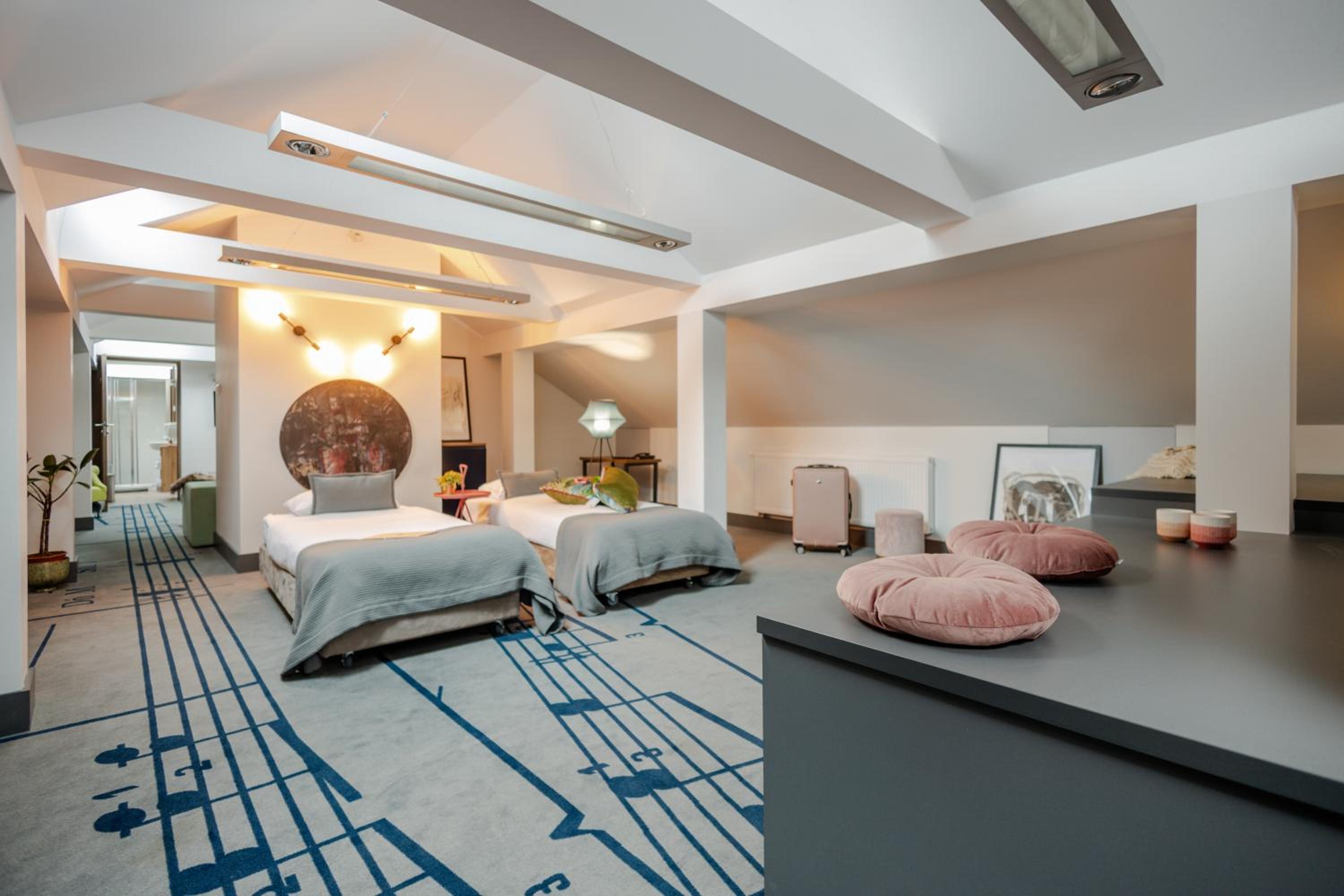 Deluxe Family Suite - Photo 2