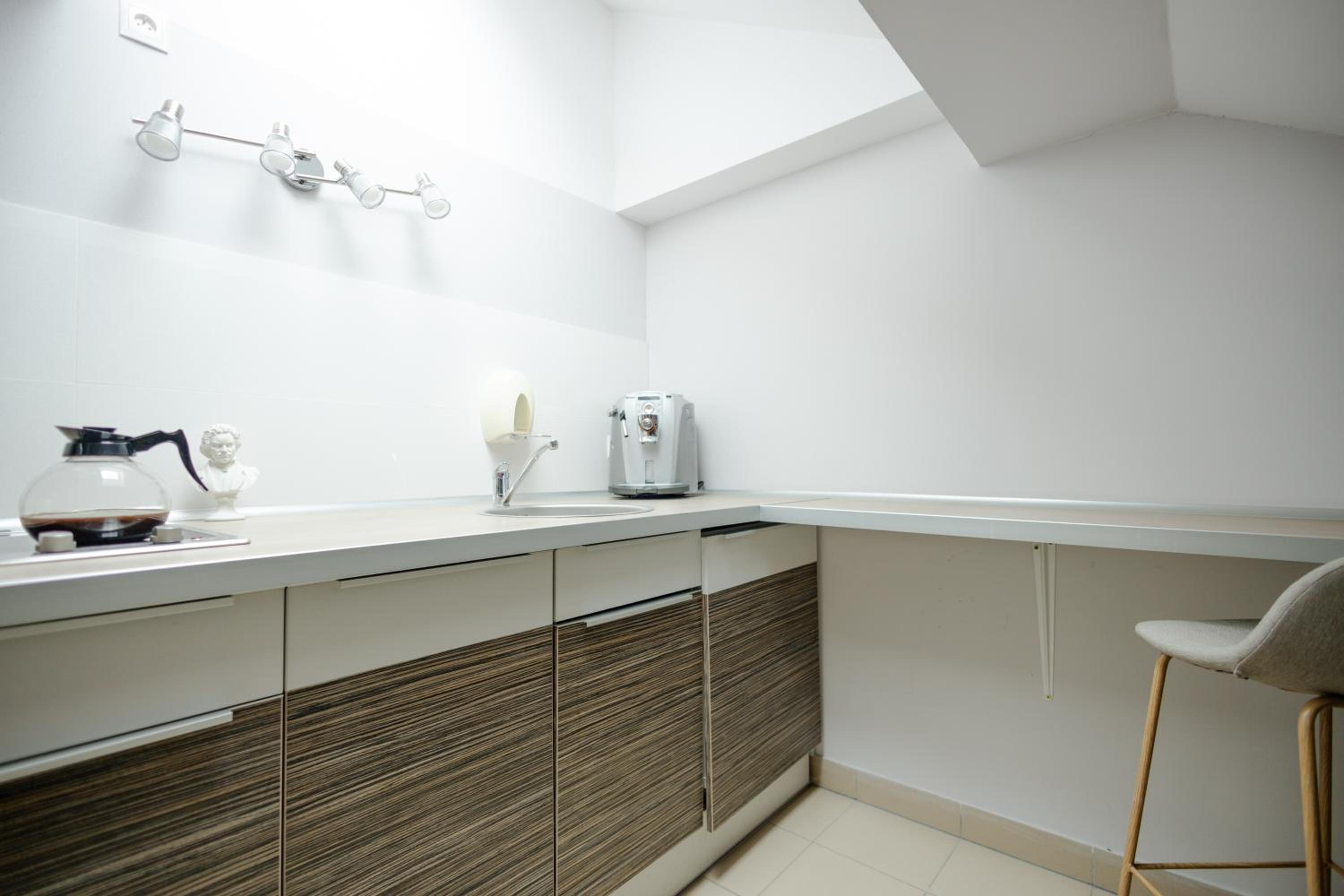 Deluxe Family Suite - Photo 8