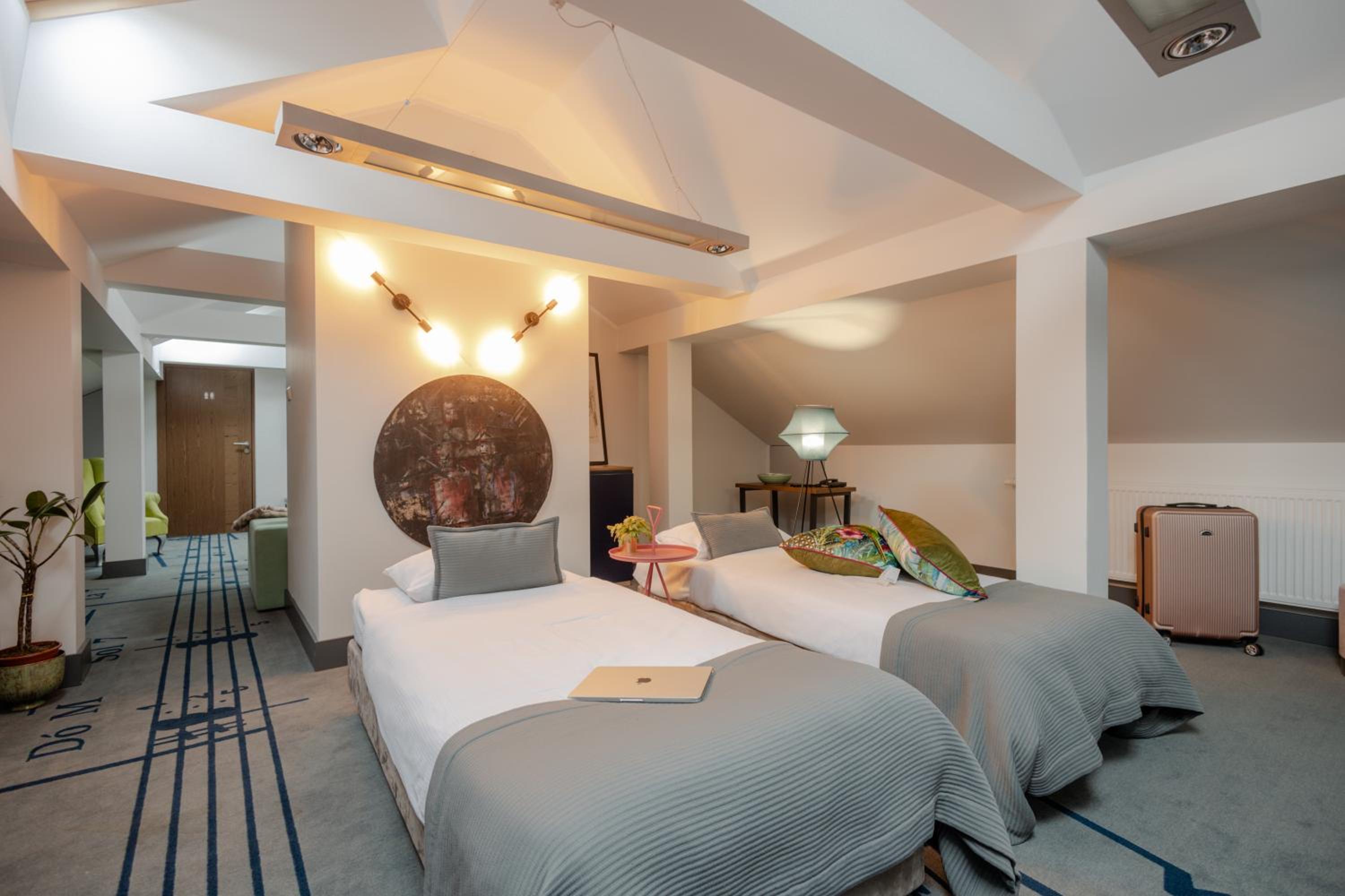 Deluxe Family Suite - Photo 5