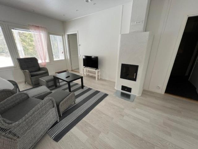 Three-Bedroom Apartment photo 2