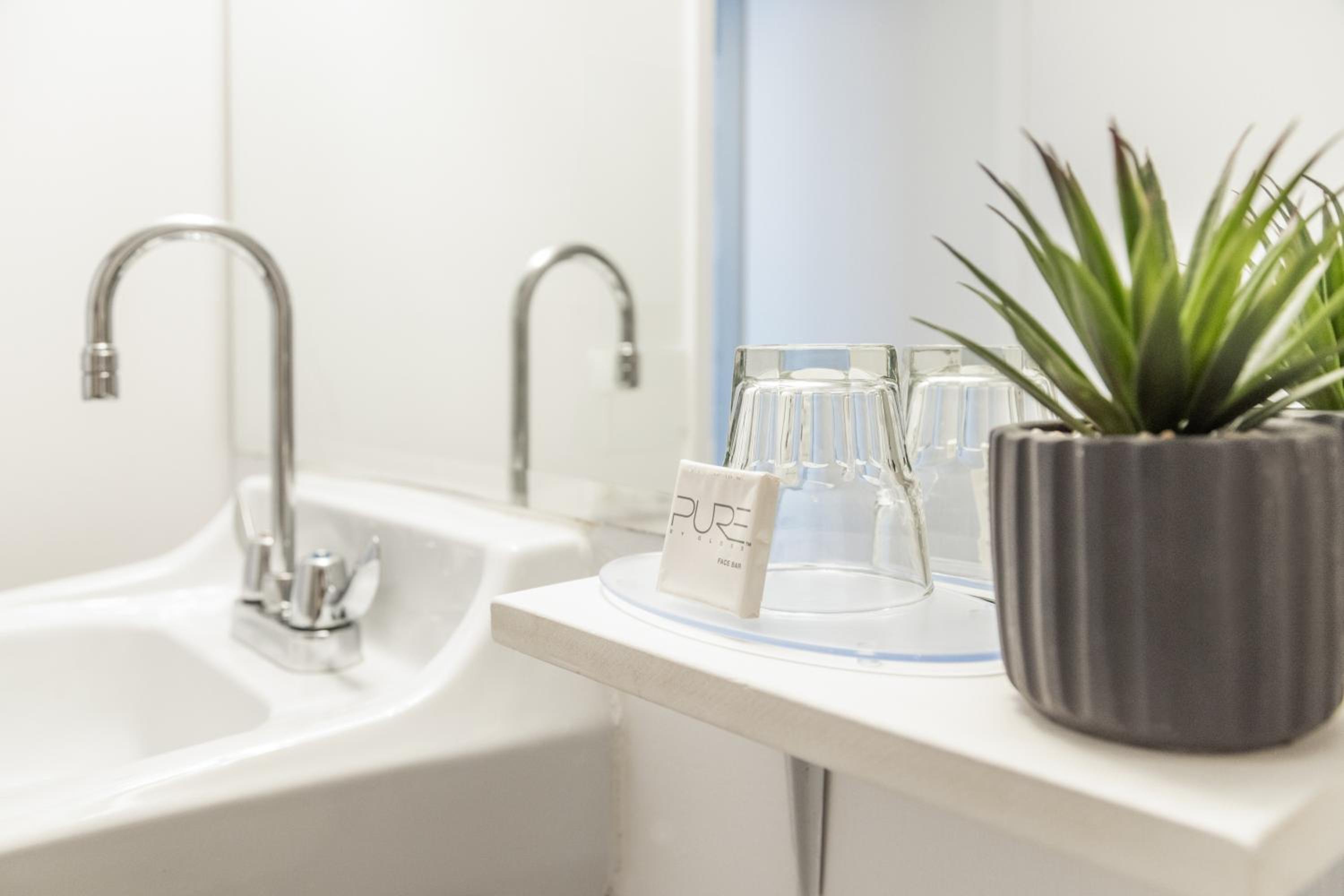 Queen Room with Mobility Accessible Tub