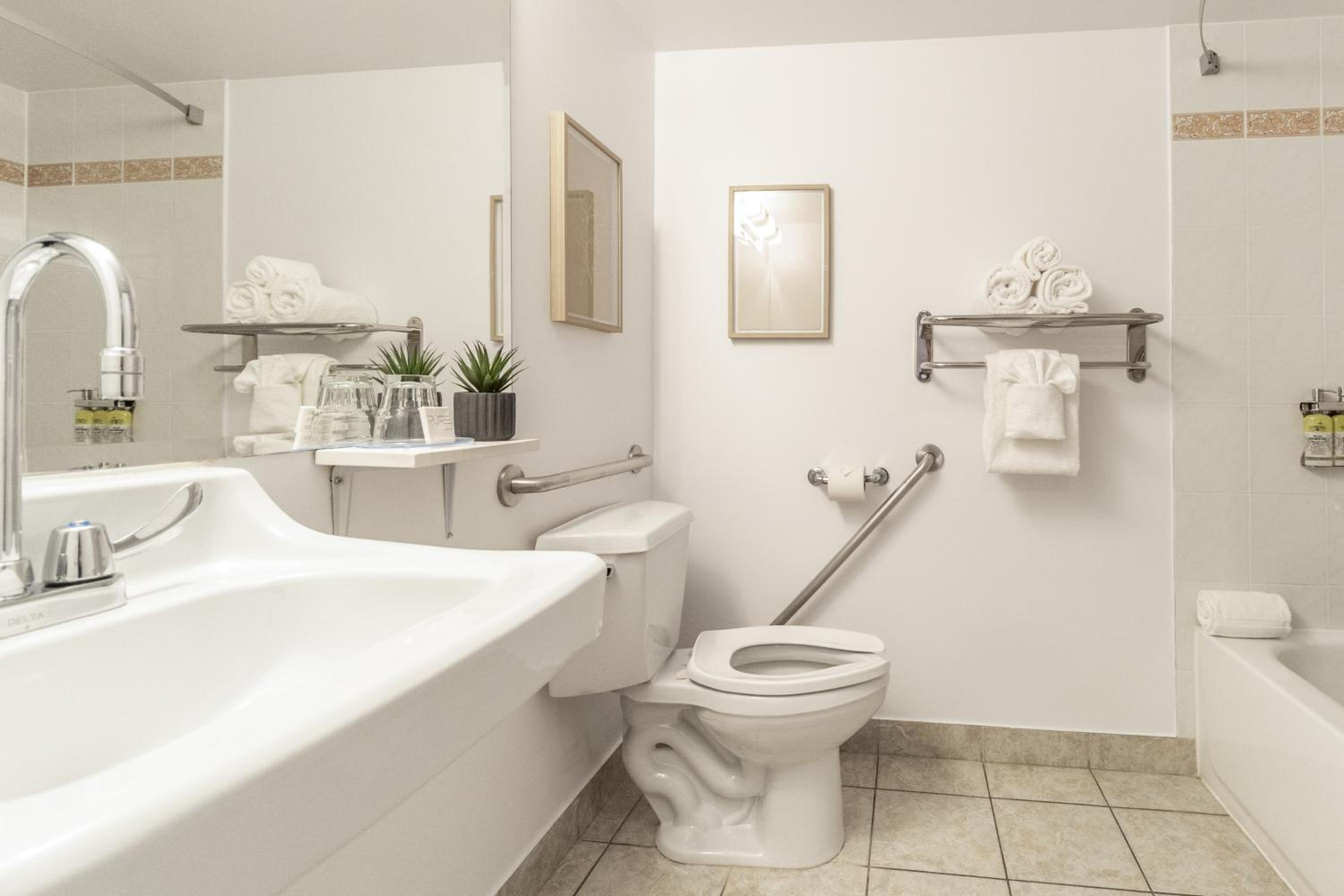 Queen Room with Mobility Accessible Tub thumbnail 6
