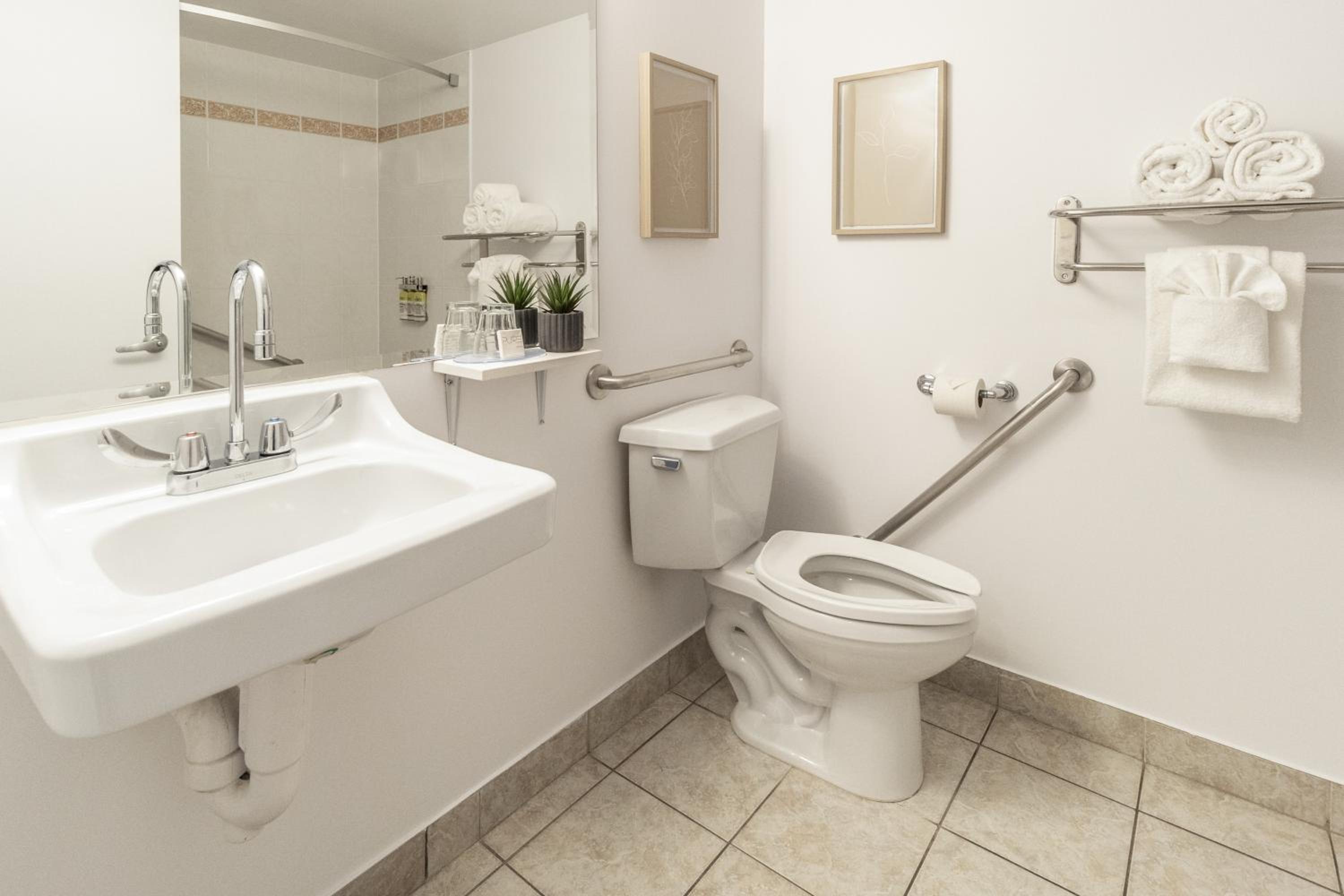 Queen Room with Mobility Accessible Tub thumbnail 5