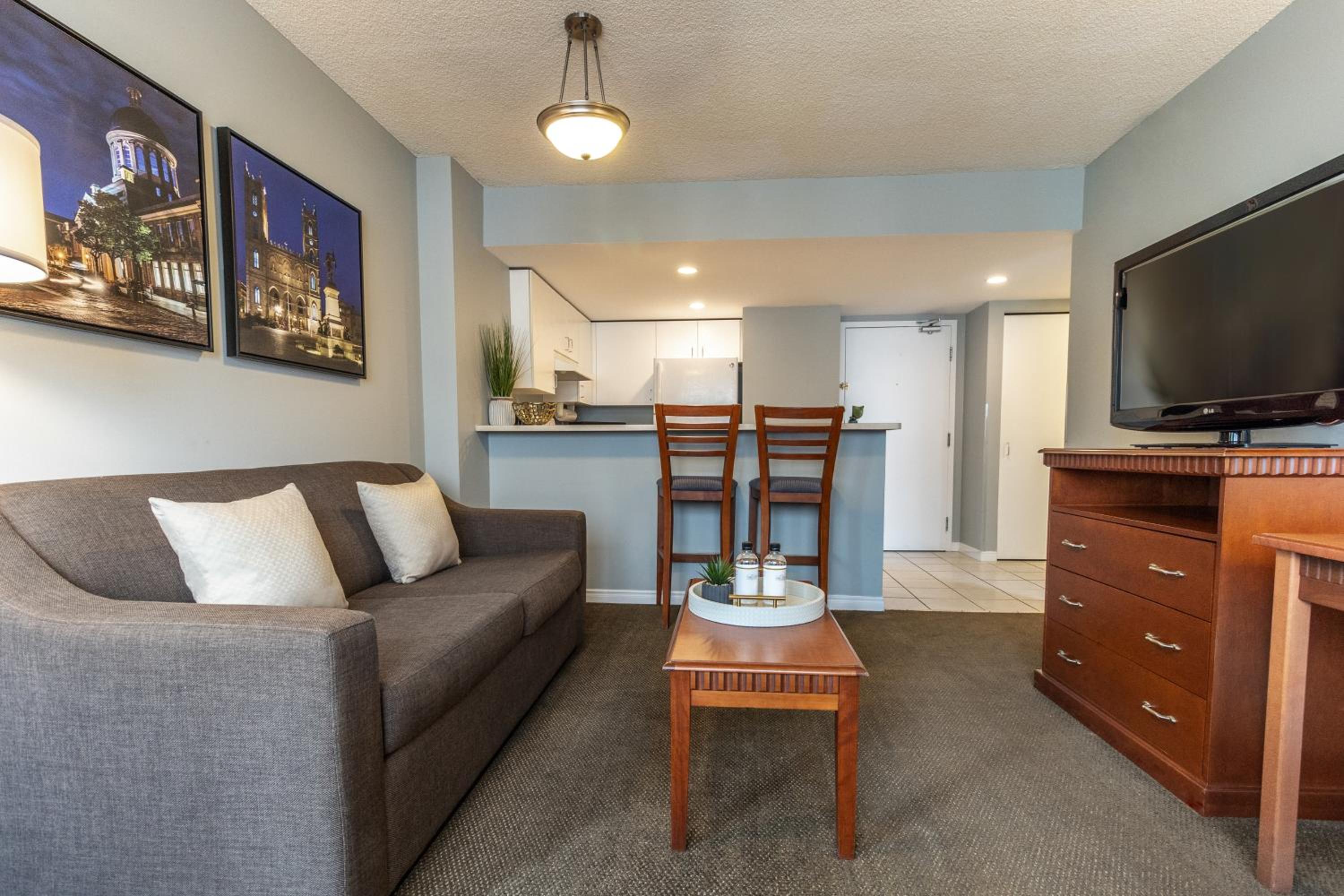 One Queen Suite with Balcony - Photo 5