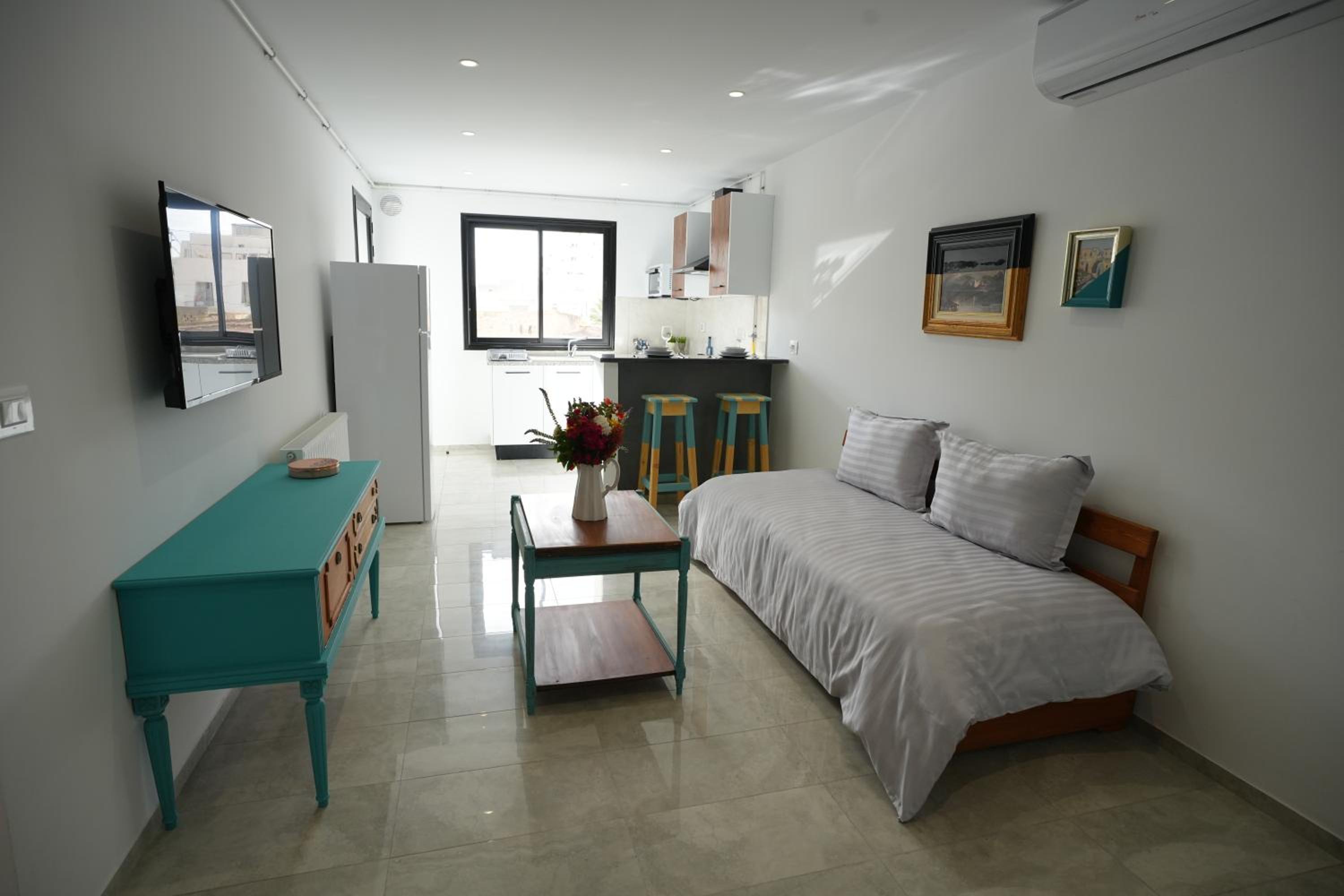 One-Bedroom Apartment photo 1