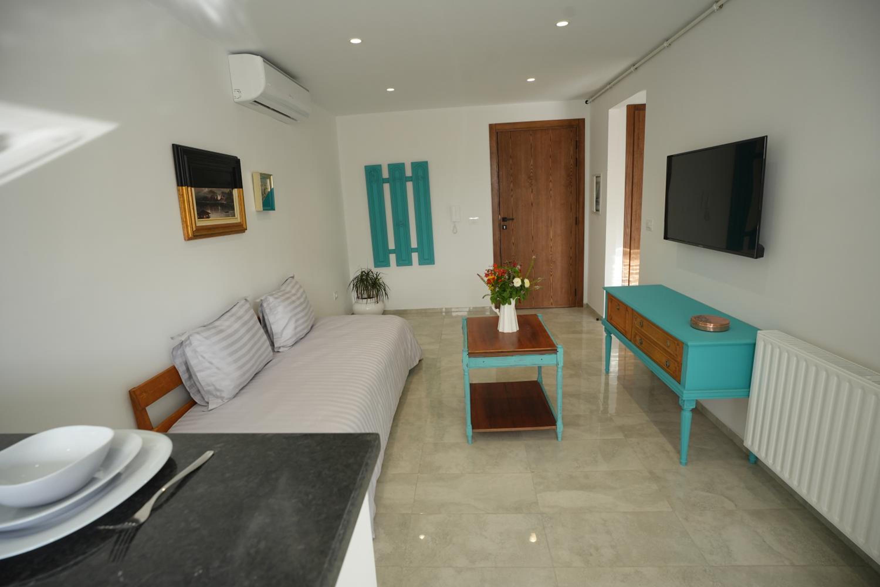 One-Bedroom Apartment photo 2