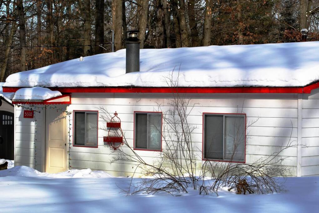 Three-Bedroom House photo 2