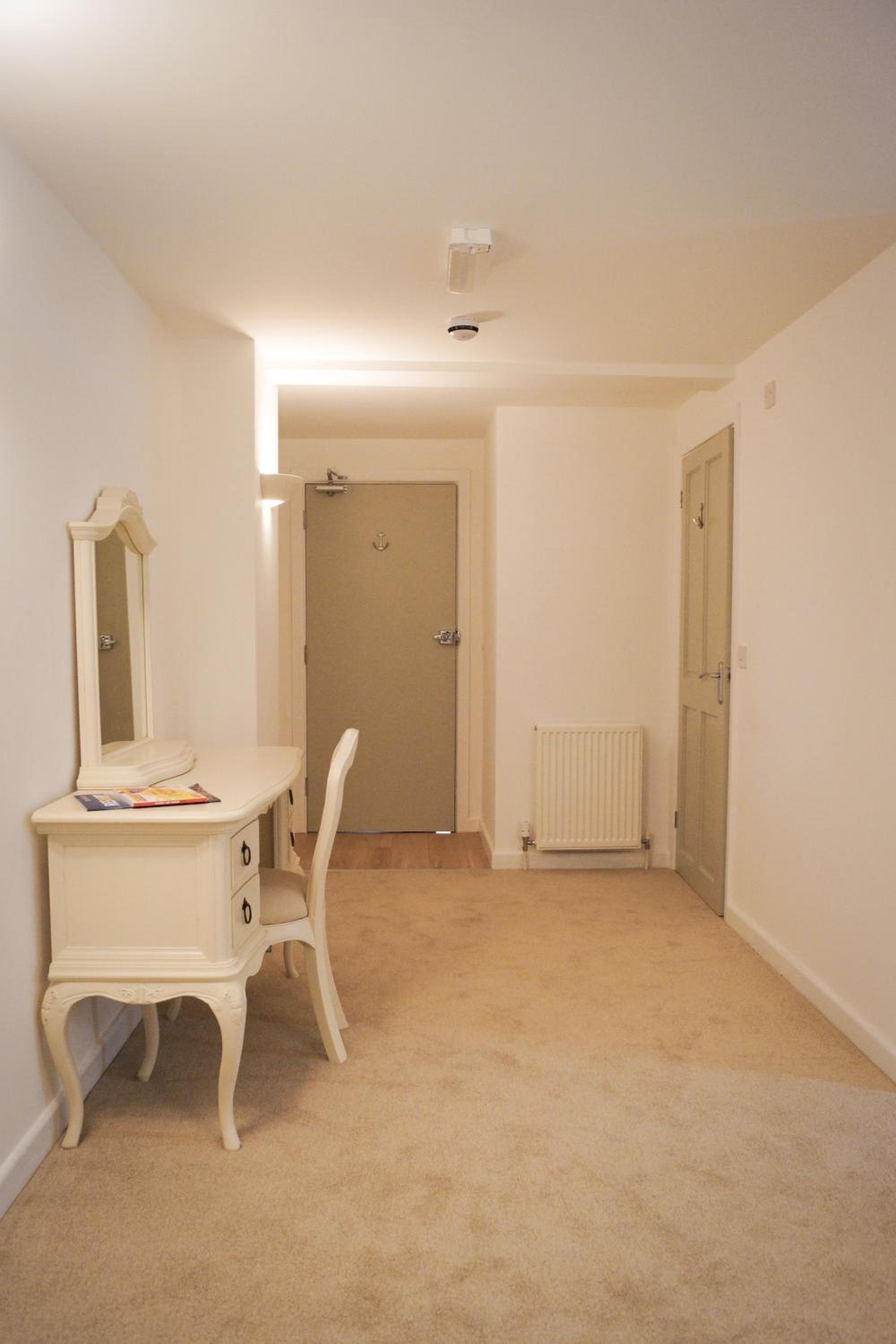 Family Room with Private Bathroom - Photo 5