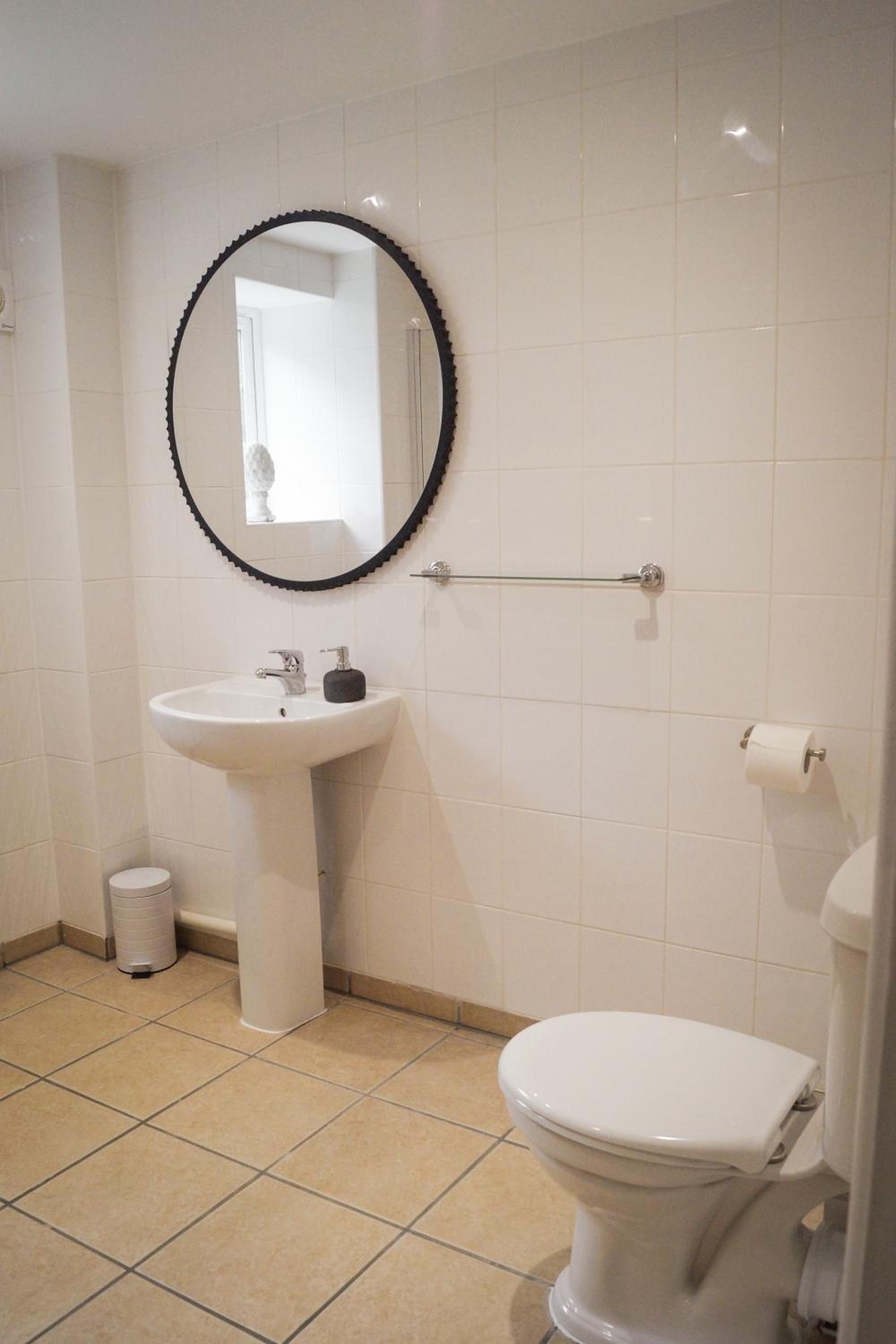 Family Room with Private Bathroom - Photo 8