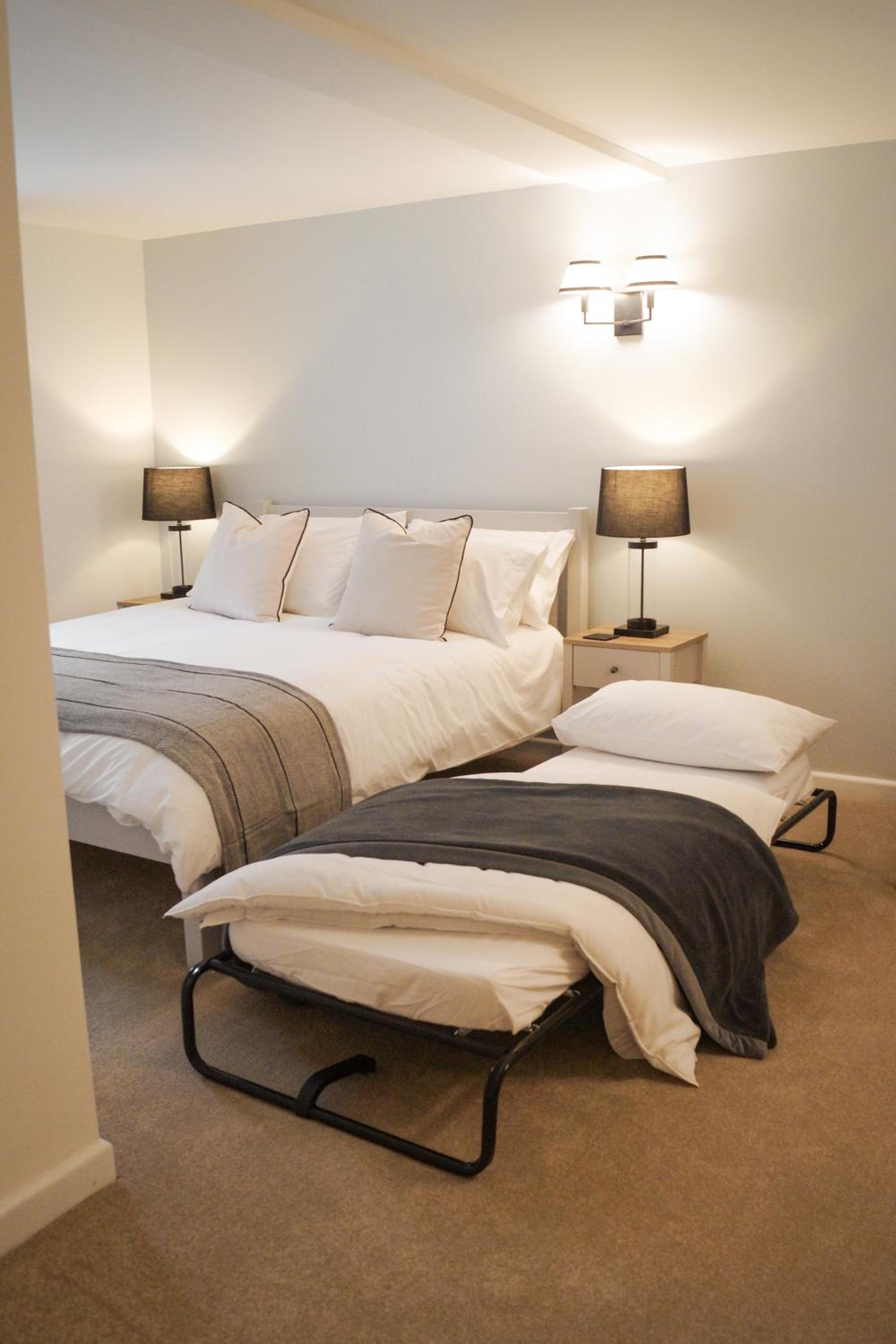 Family Room with Private Bathroom - Photo 2