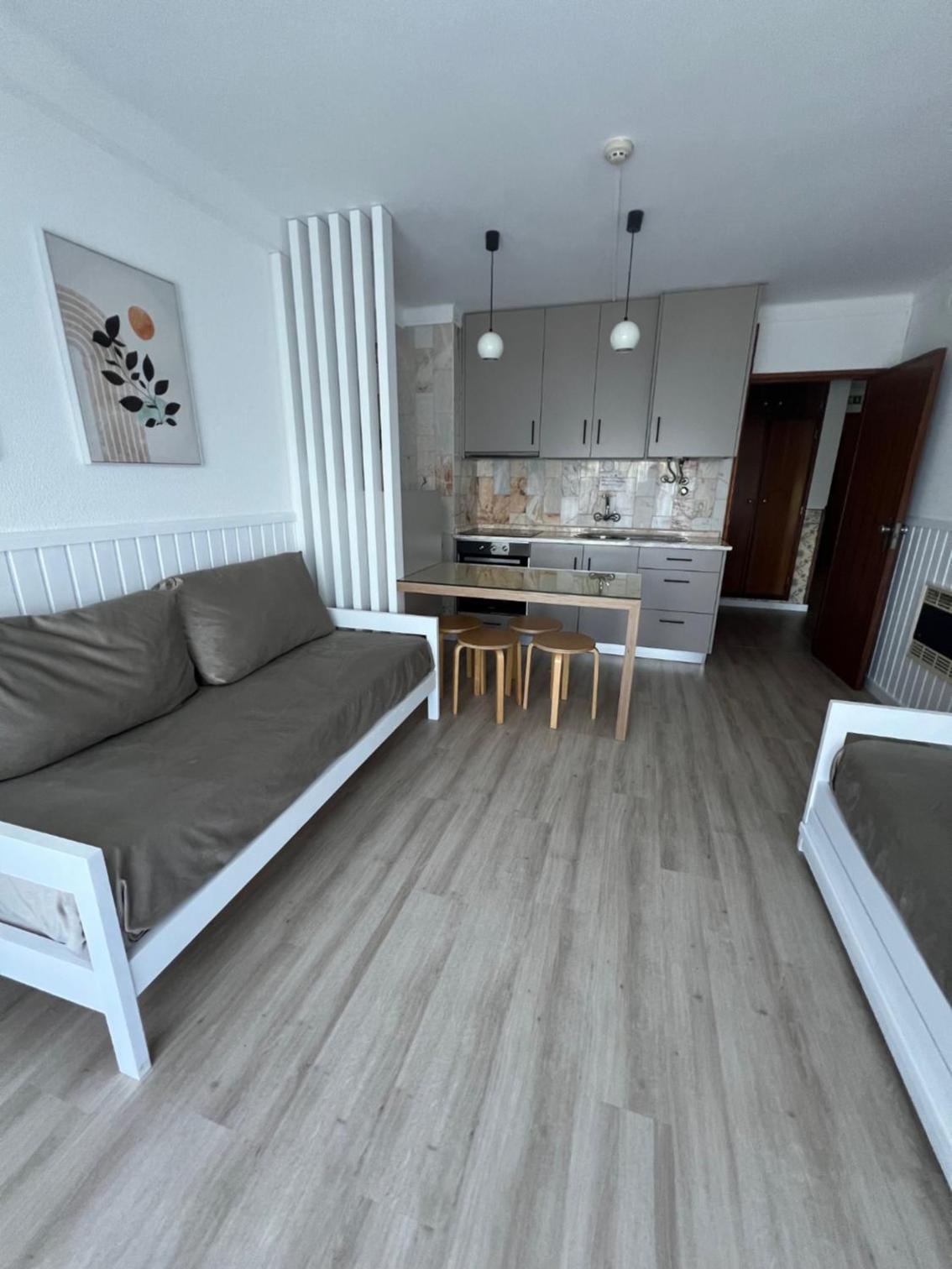 Superior One-Bedroom Apartment - Photo 3