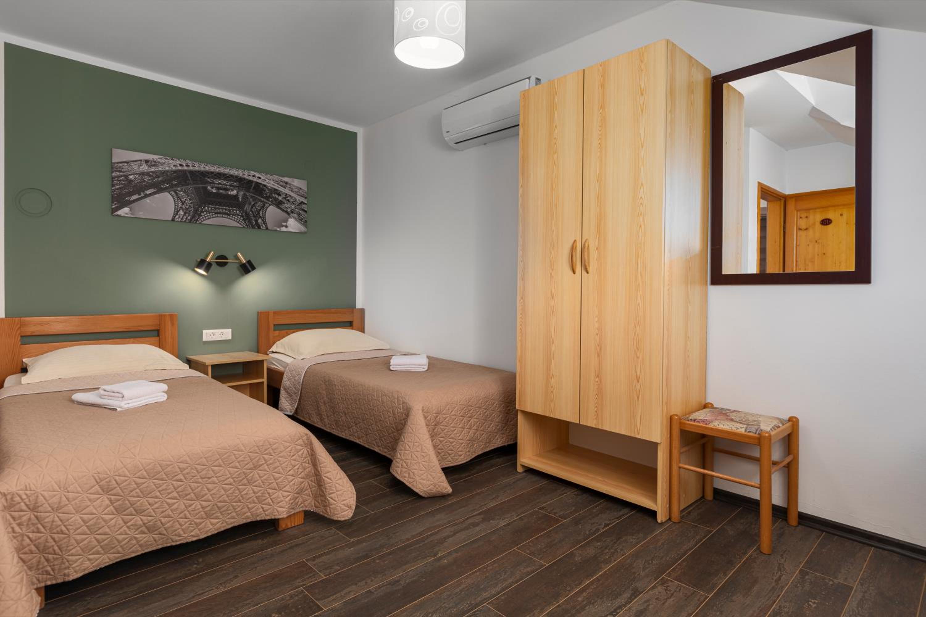 Economy Twin Room - Photo 1