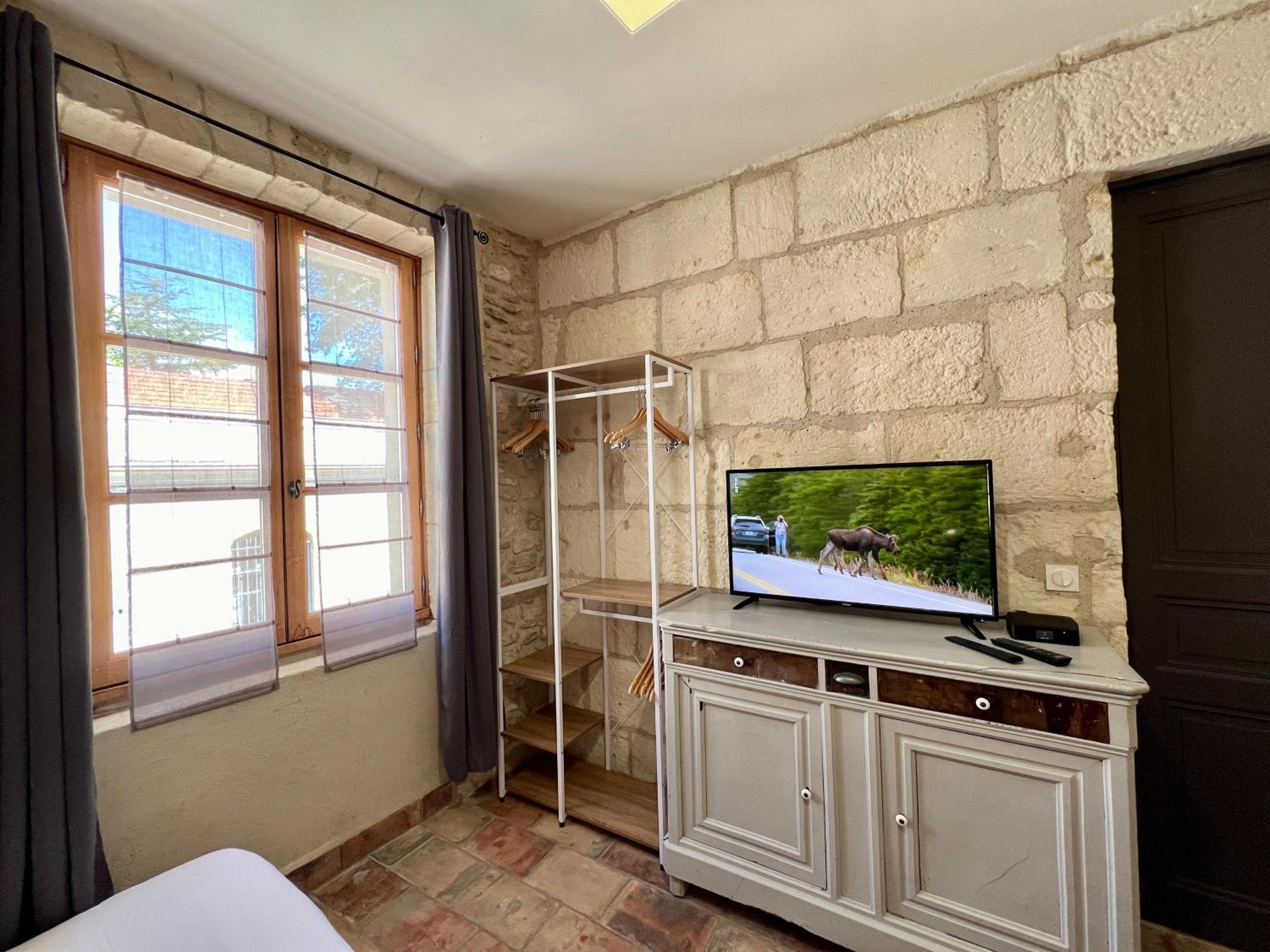 Two-Bedroom Apartment with Garden View - Photo 4