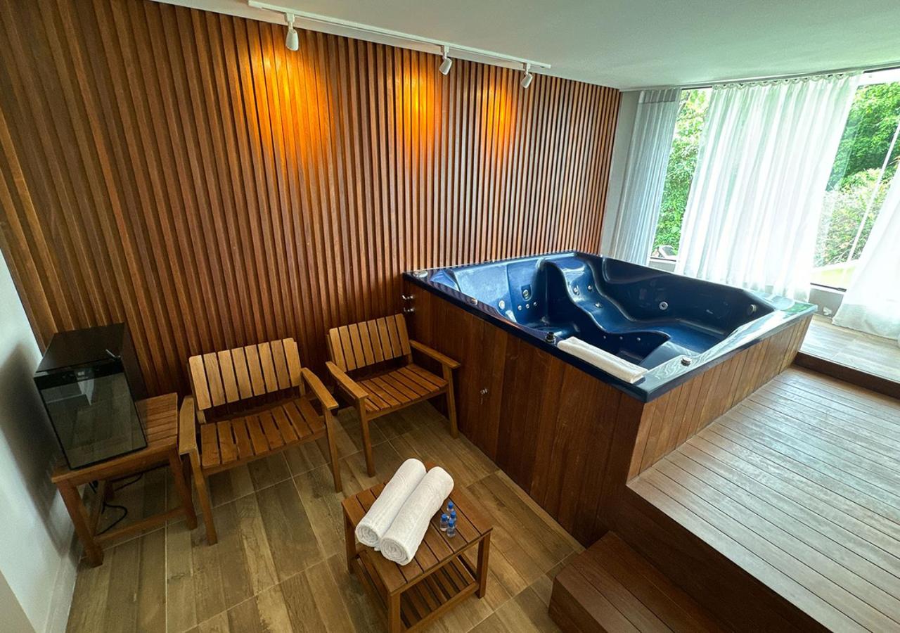 Suite with Hot Tub photo 3