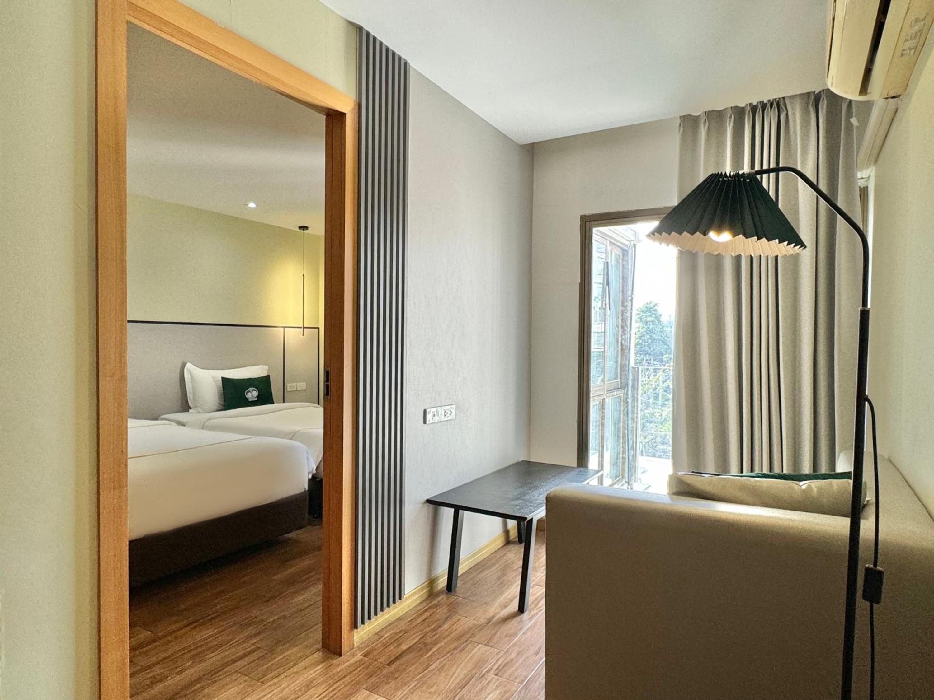 Deluxe Suite with Balcony - Photo 13