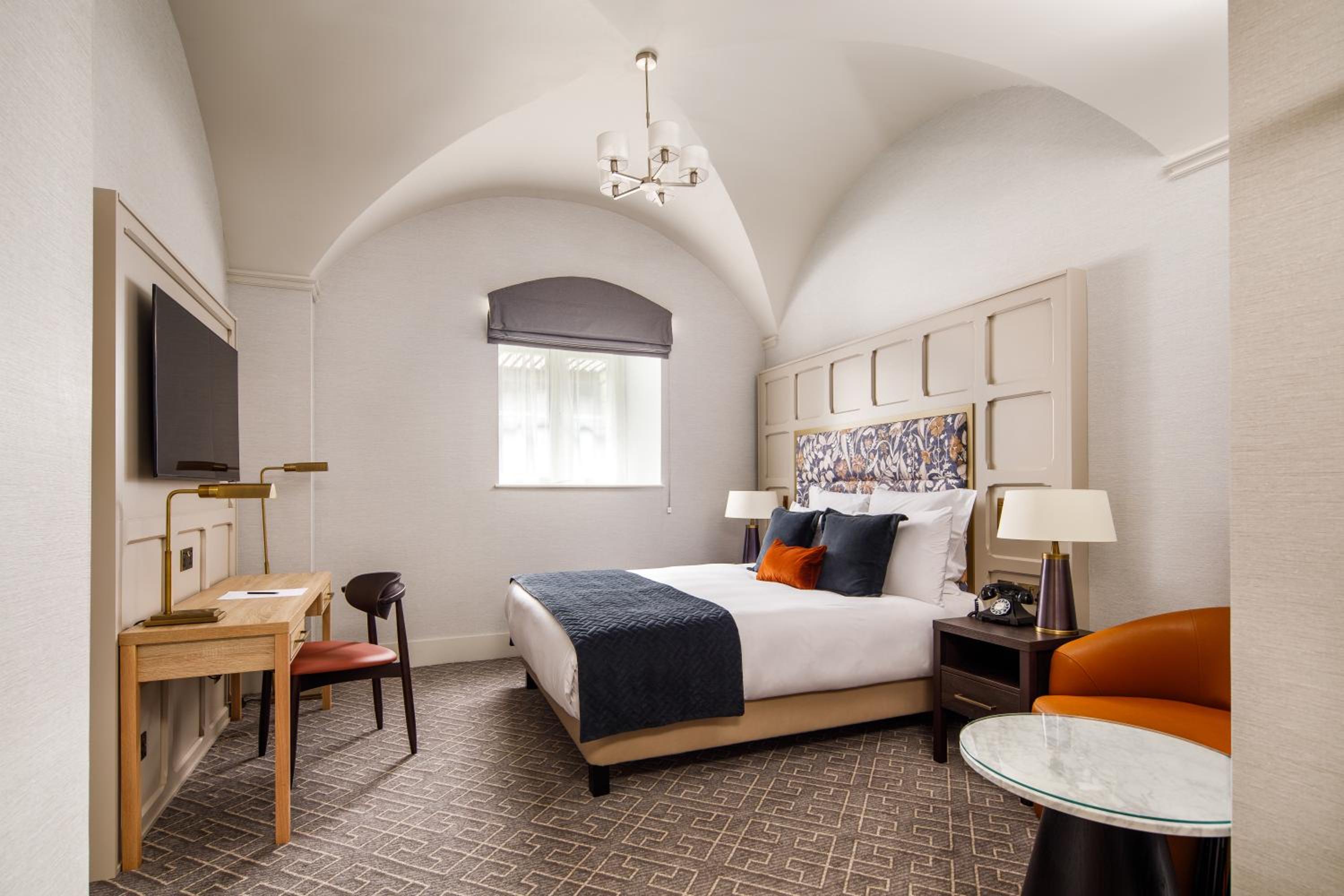Classic Room with One Double Bed - Photo 1