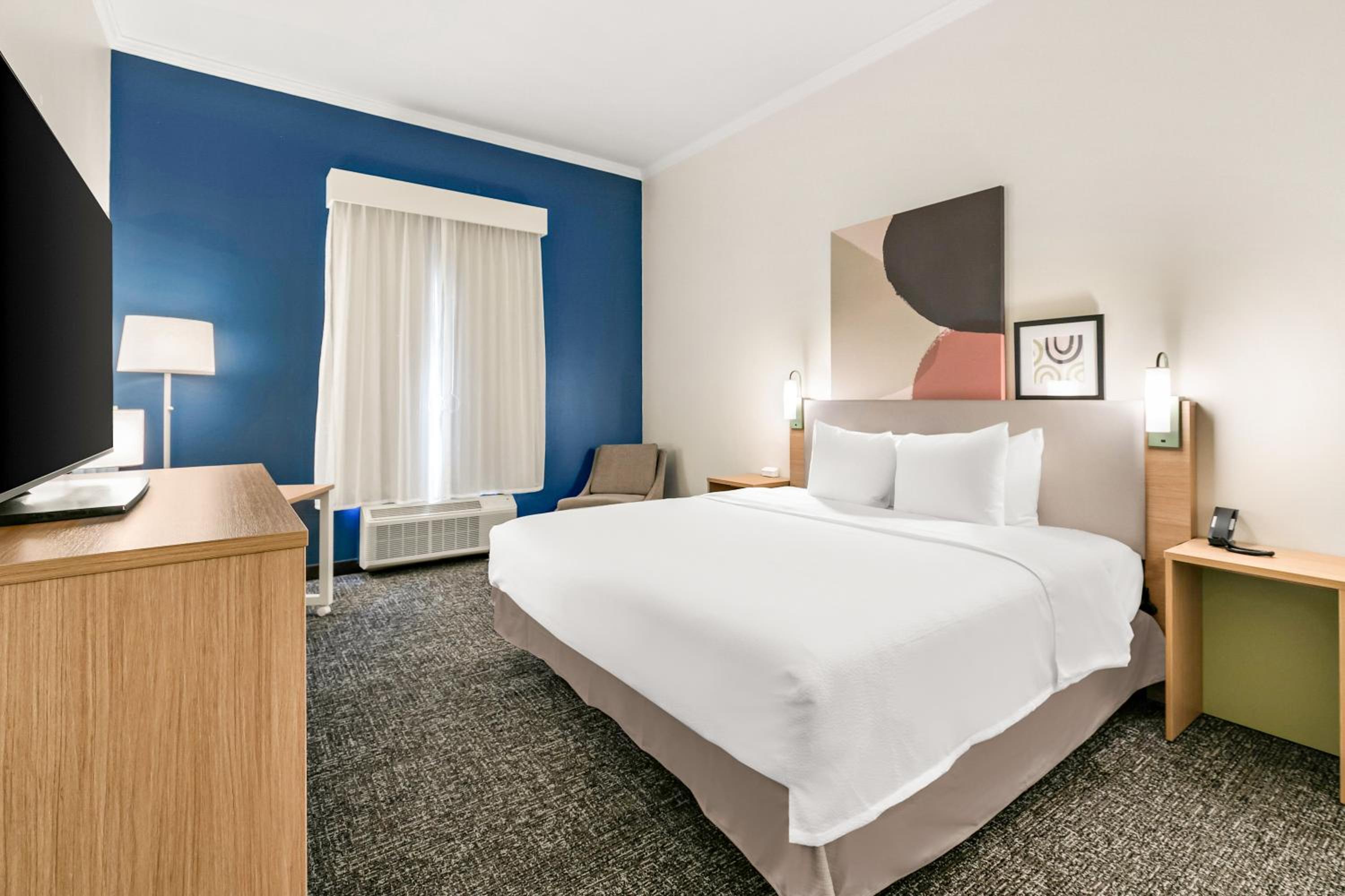 King Room with Roll-In Shower - Mobility and Hearing Access - Photo 5