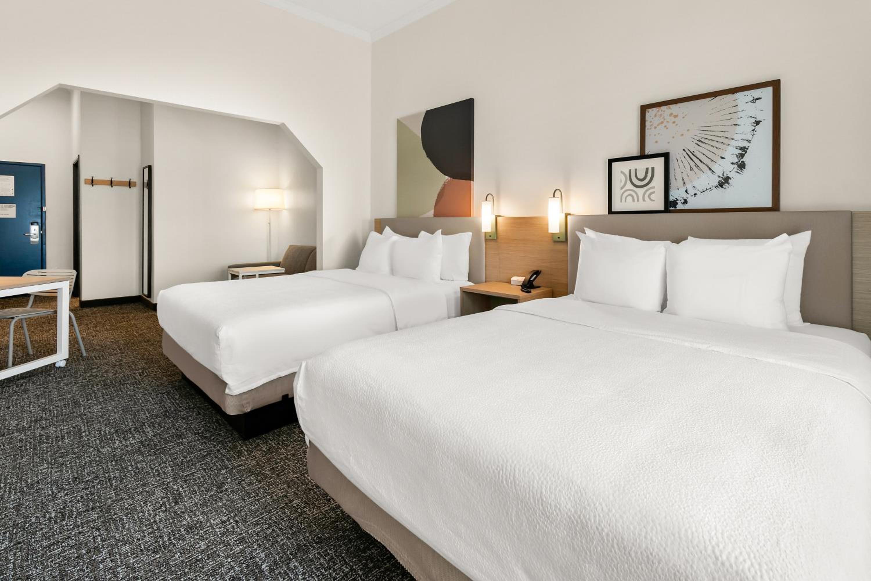 Queen Suite with Two Queen Beds - Photo 3