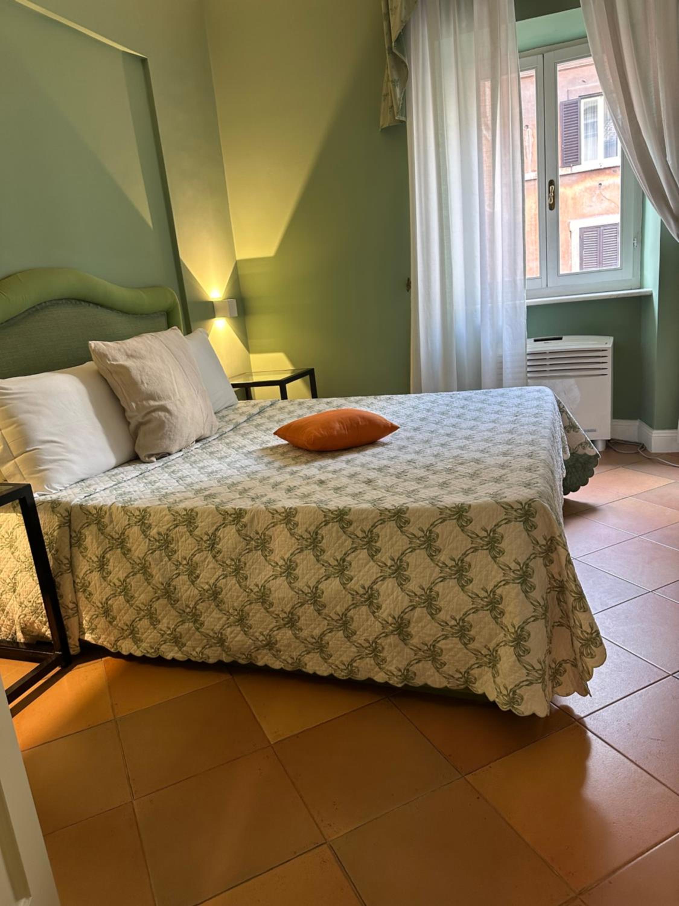 Deluxe One-Bedroom Apartment