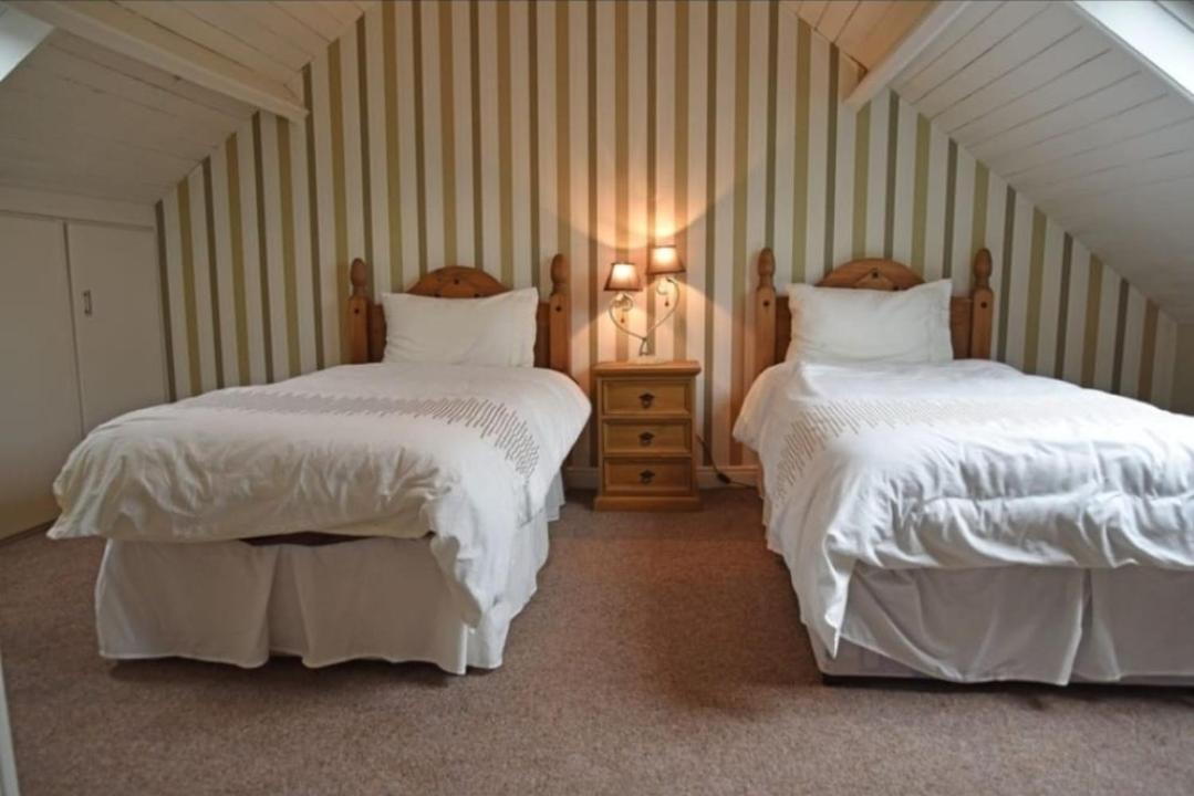 Twin Room with Private Bathroom photo 1