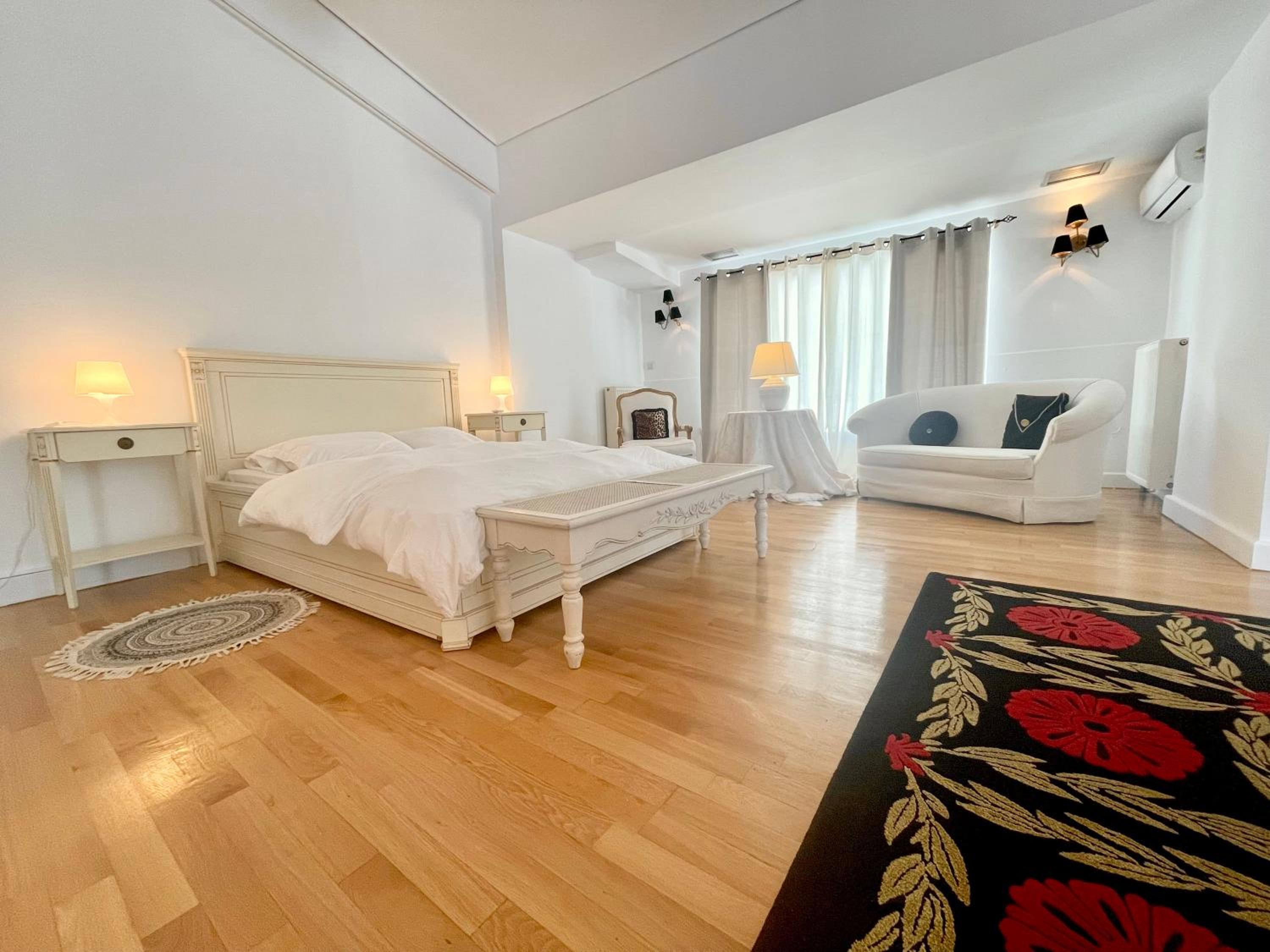 Queen Suite with Pool View photo 1