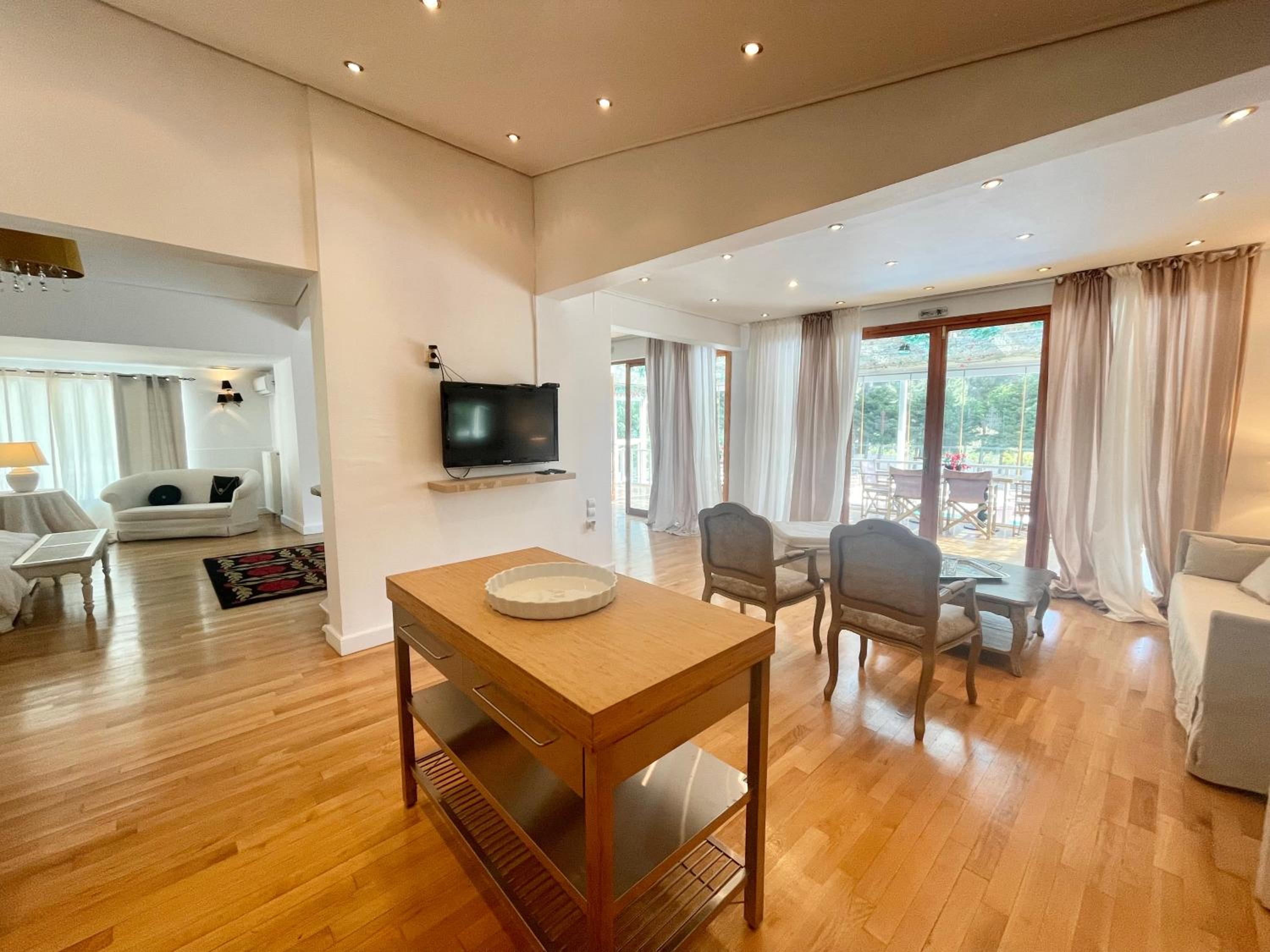 Queen Suite with Pool View photo 2