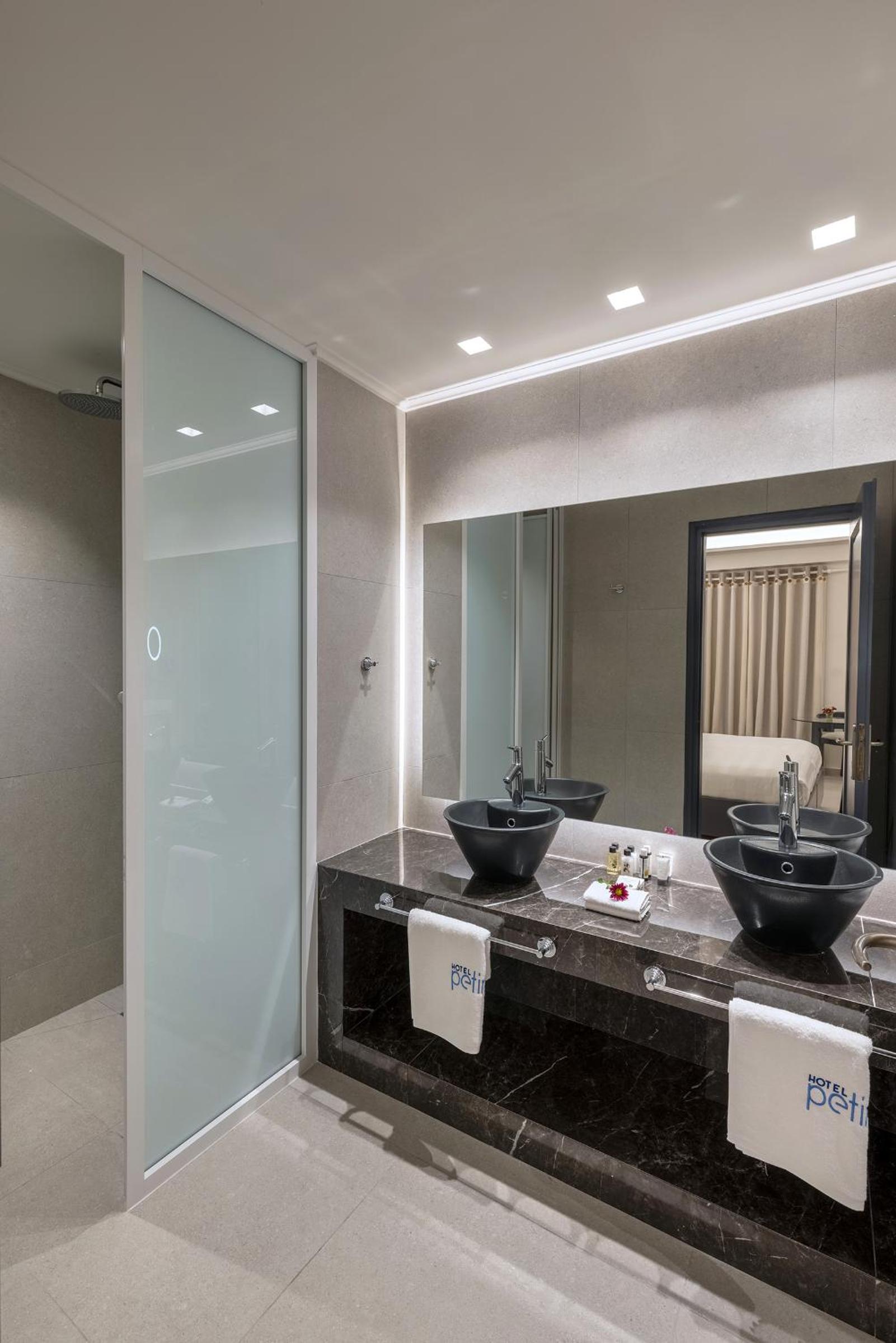 Standard Double Room (Adjacent Building) - Photo 6