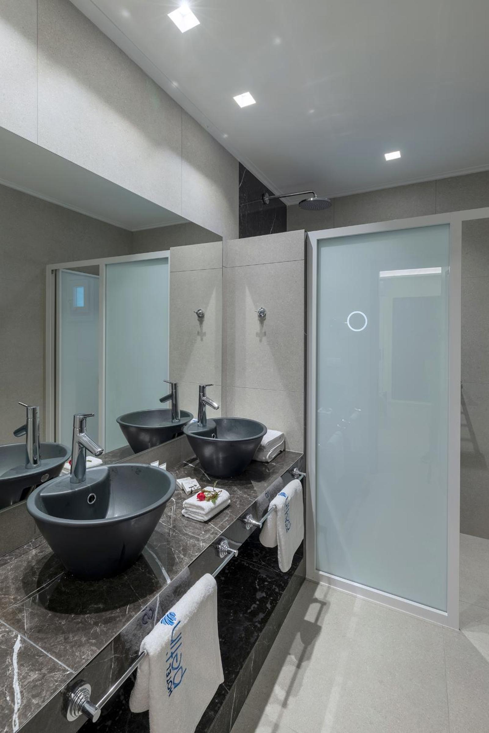 Standard 4 Pax Room (Adjacent Building) - Photo 6