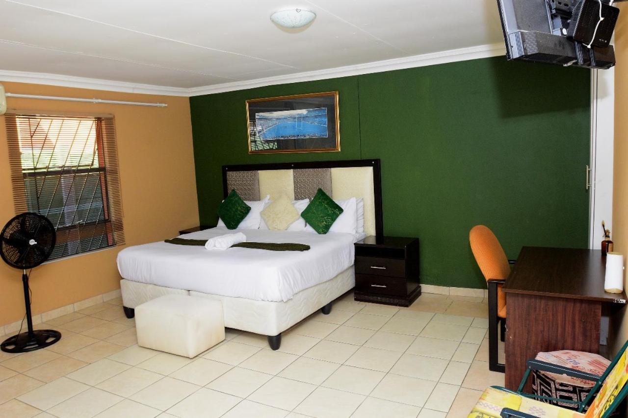 Double or Twin Room photo 3