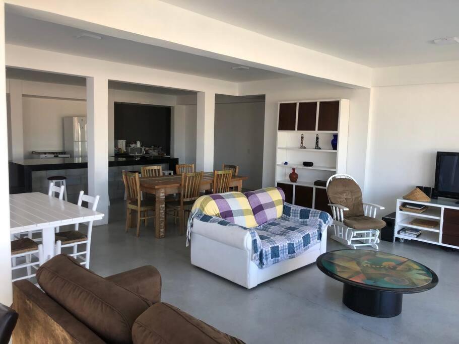 Five-Bedroom House photo 1