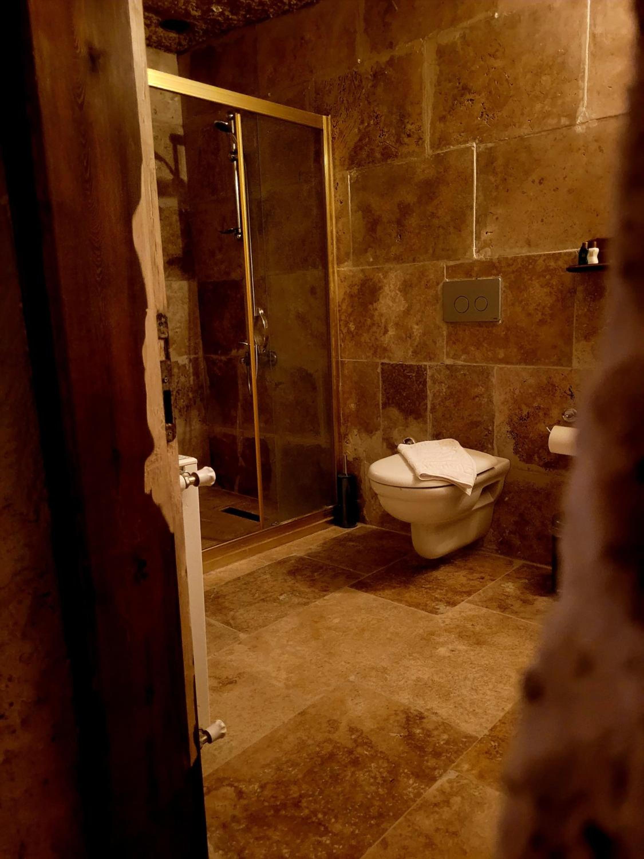 Deluxe Queen Suite - Photo 6