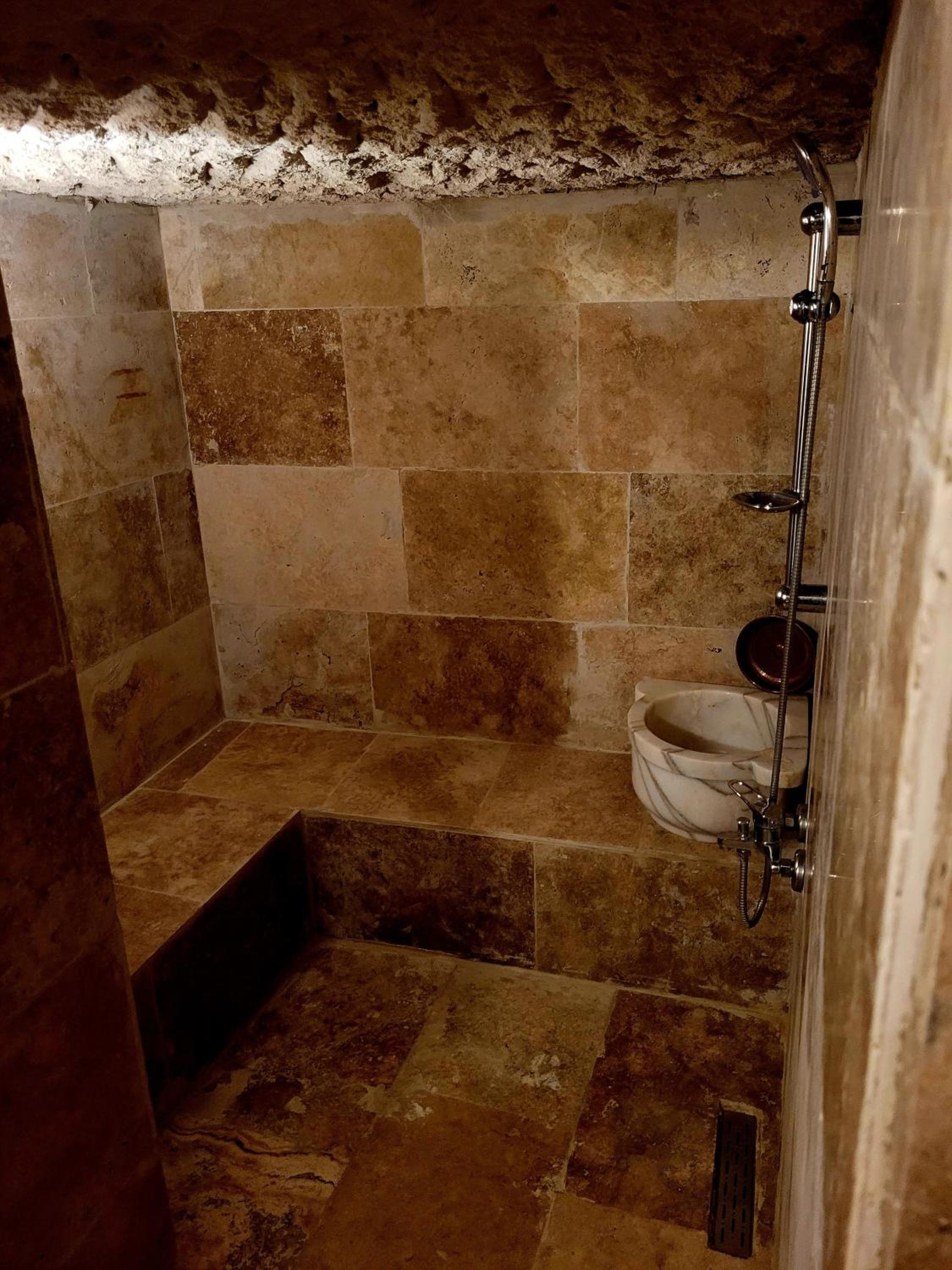 Deluxe Queen Suite - Photo 5