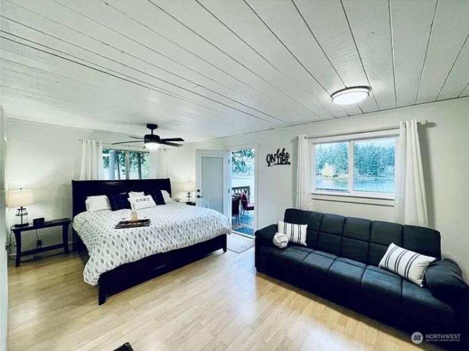 Three-Bedroom House photo 3