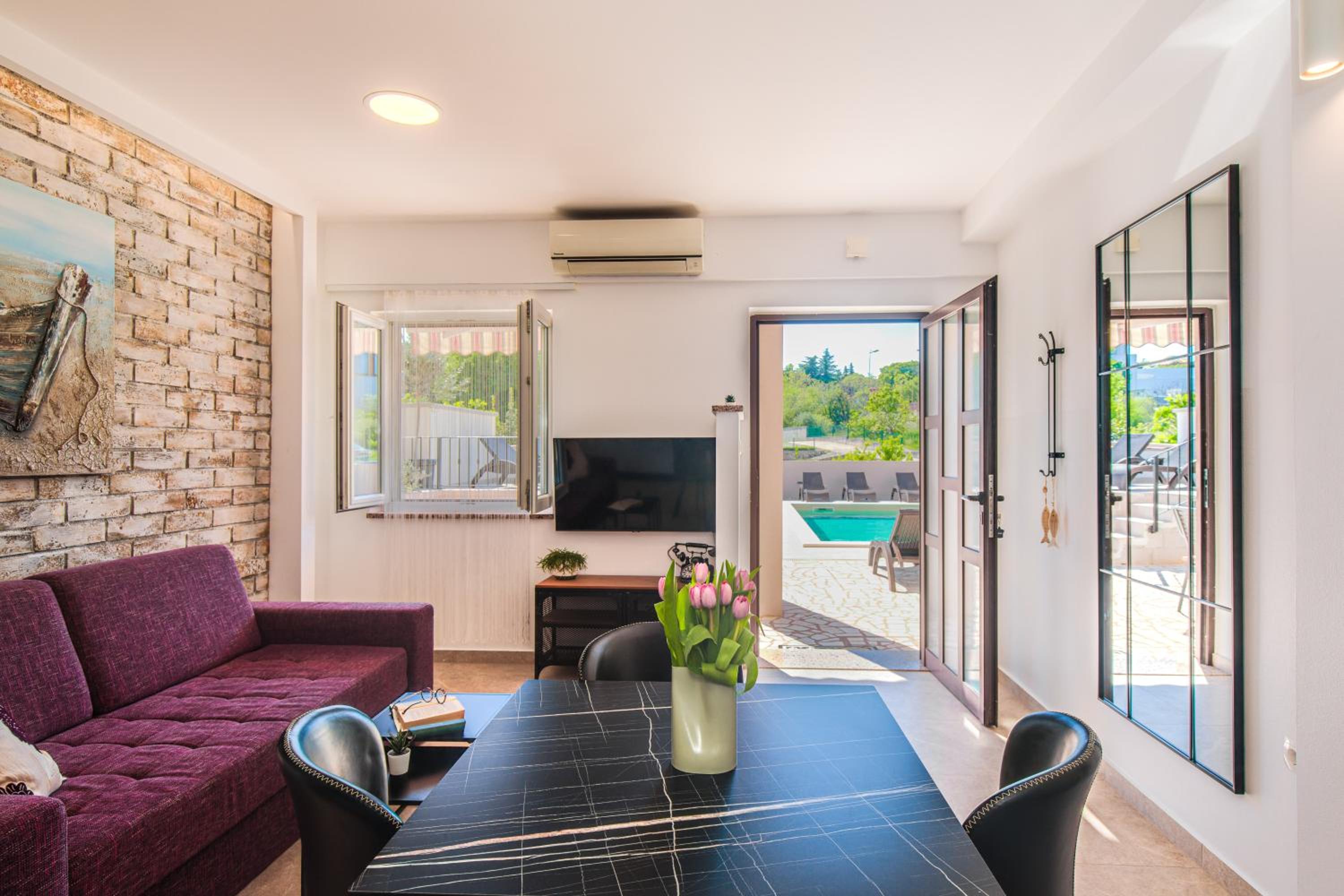 Apartment with Terrace - Photo 7
