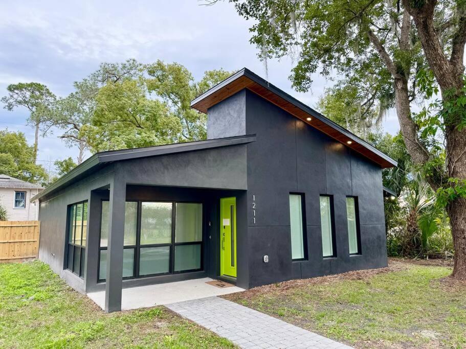 Three-Bedroom House photo 3