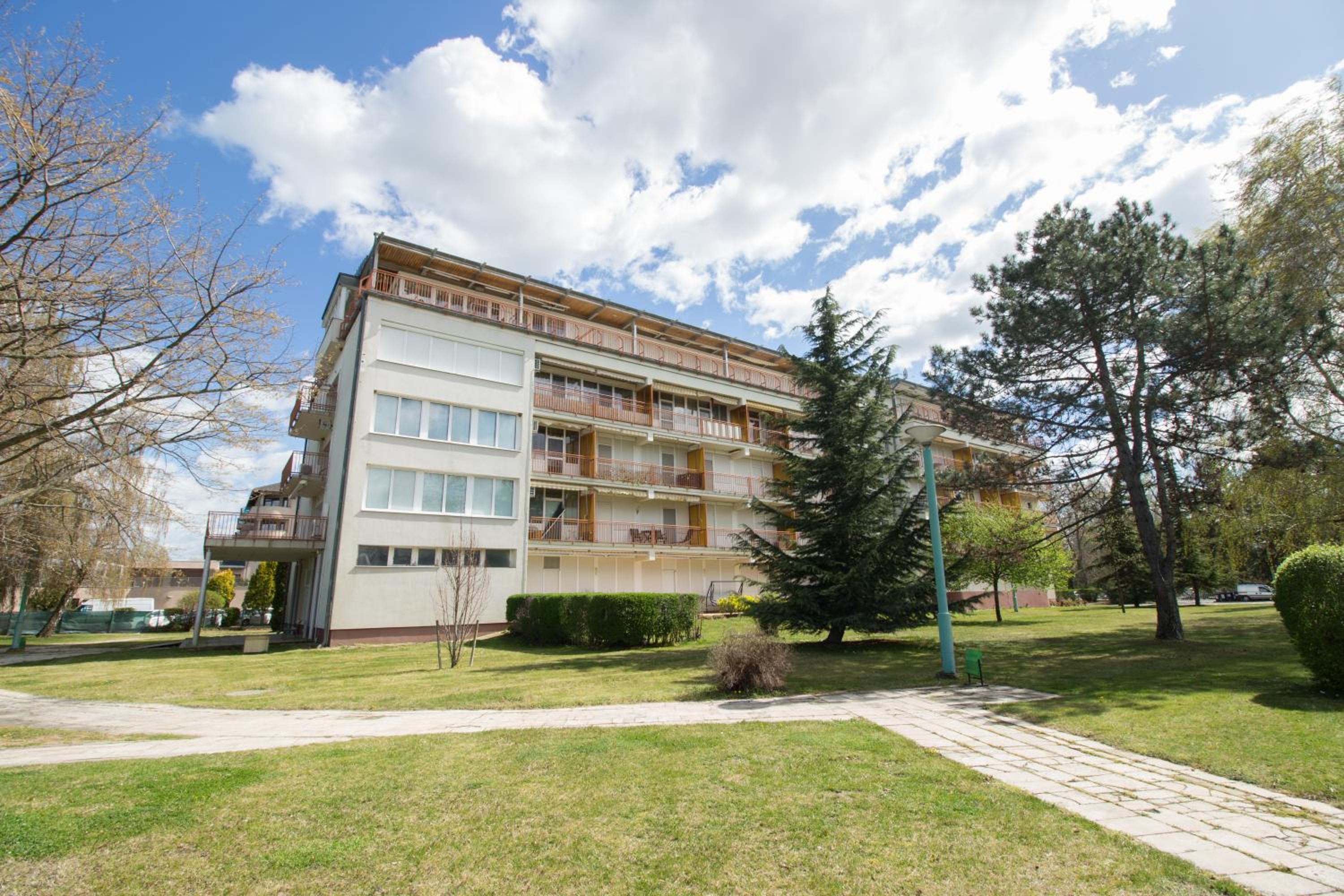 One-Bedroom Apartment with Lake View photo 1