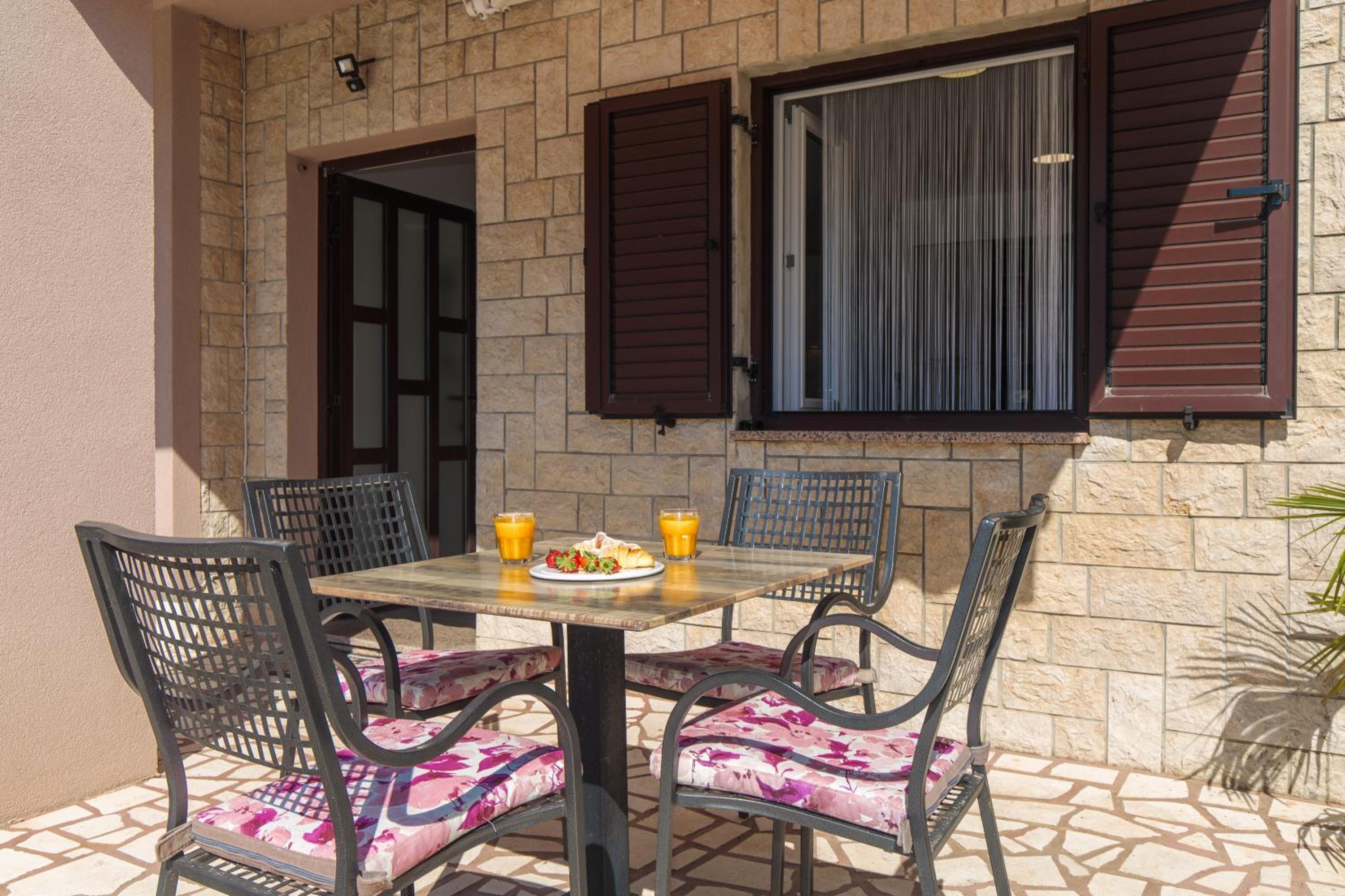 Apartment with Terrace - Photo 22