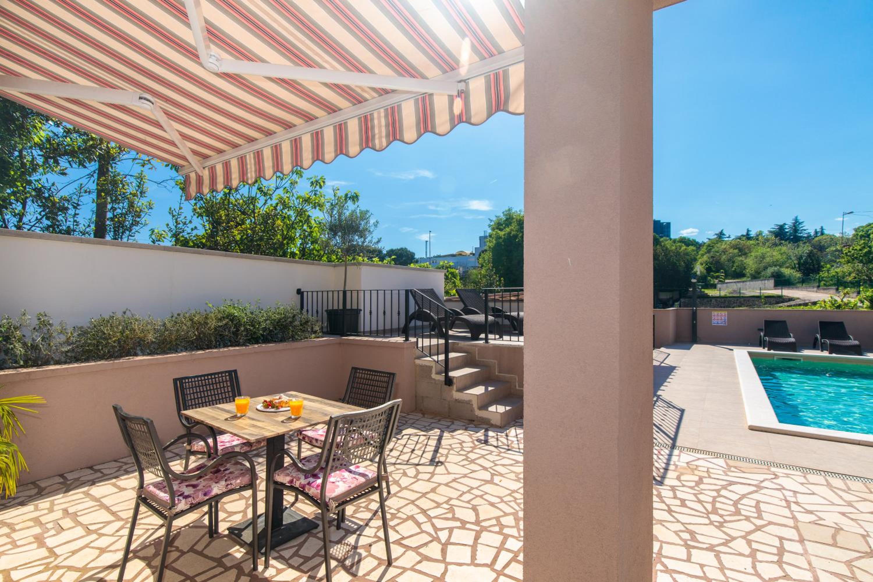 Apartment with Terrace - Photo 23