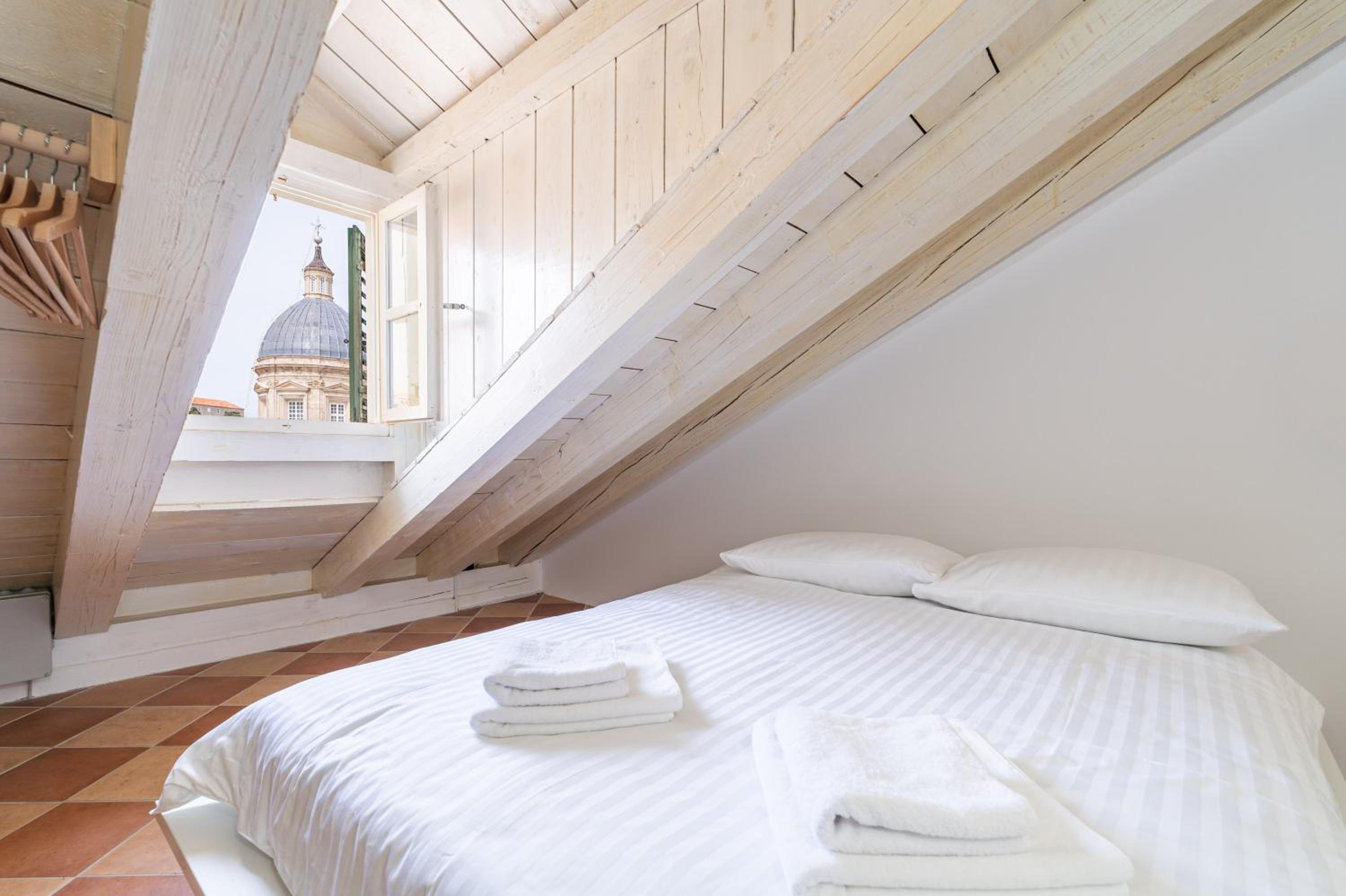 Studio Apartment with Queen Bed