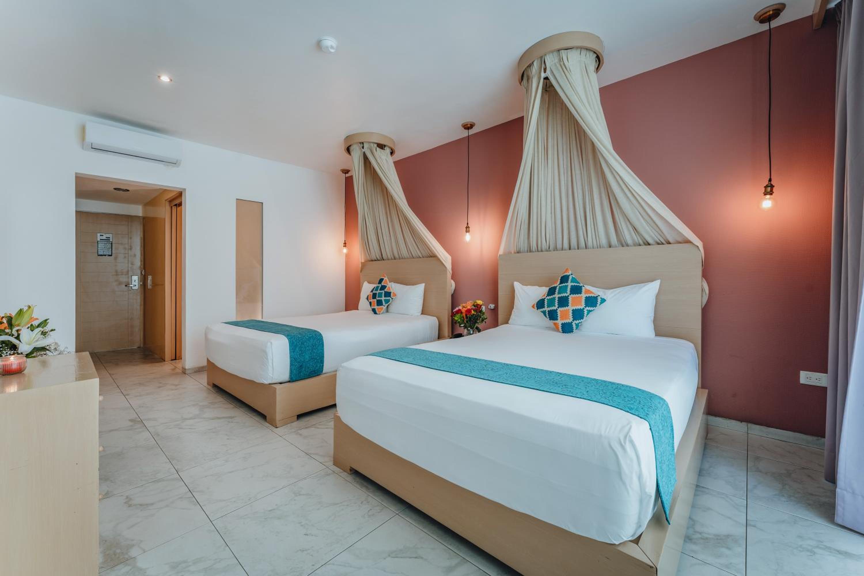 Room - King Bed or 2 Queens Beds