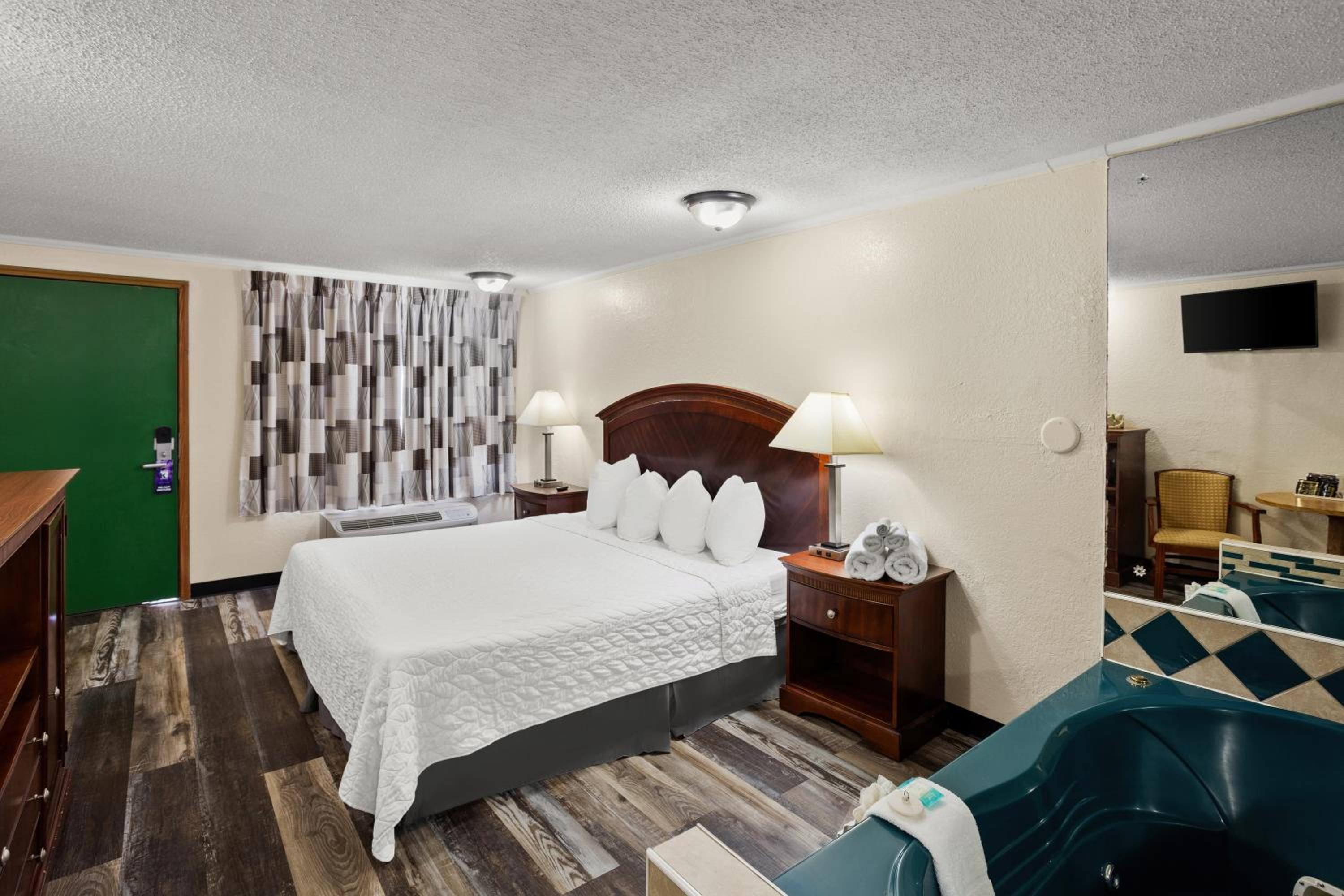King Suite with Whirlpool - Non-Smoking - Photo 1